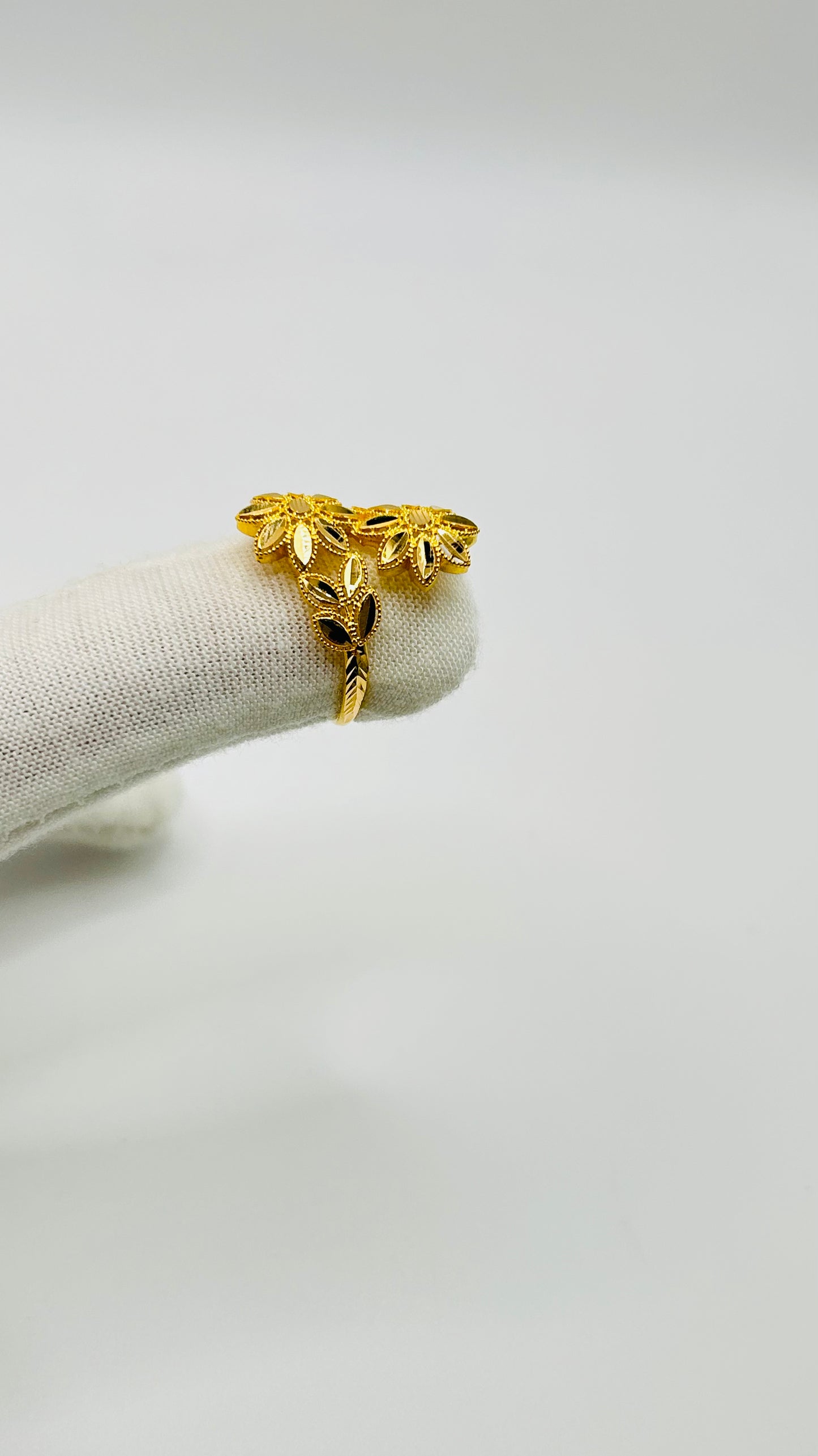 22ct Gold Ladies Ring – Size S (2.7g, Hallmarked)