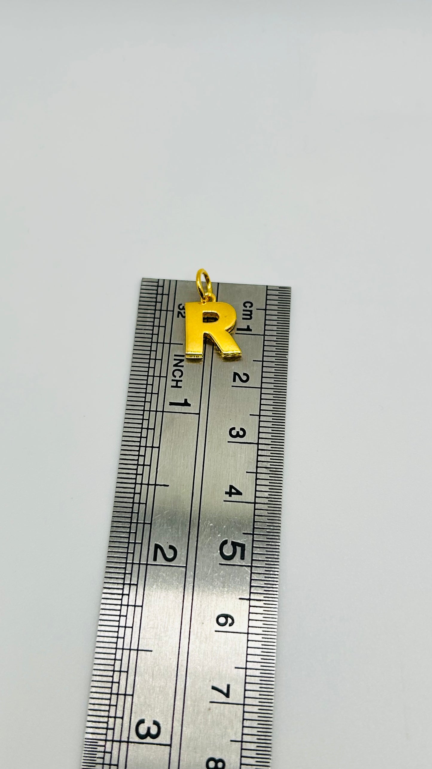 22ct Gold “R” Pendant – 0.8g