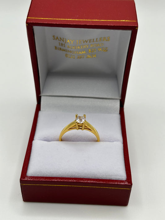 22ct Gold Ladies Ring 2.7 grams Size M