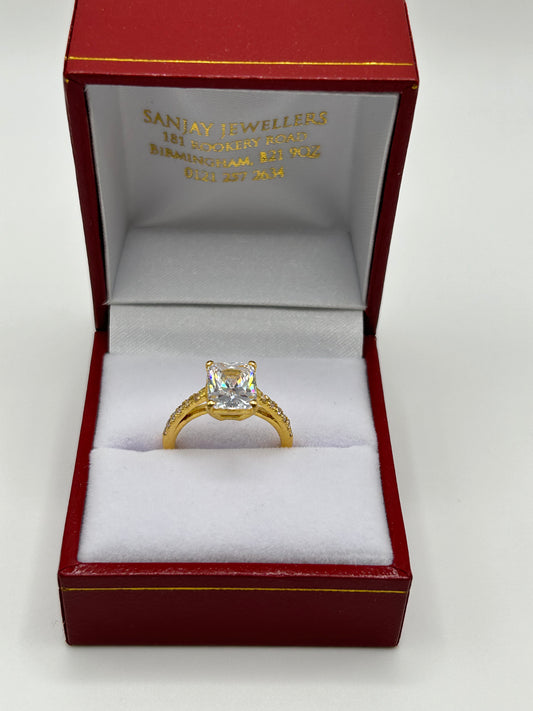 22ct Gold Ladies Ring 3.9 grams Hallmarked size J