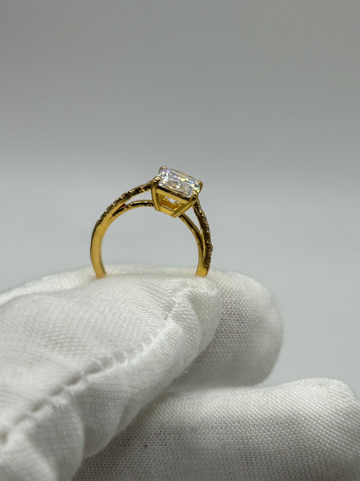 22ct Gold Ladies Ring 3.9 grams Hallmarked size J