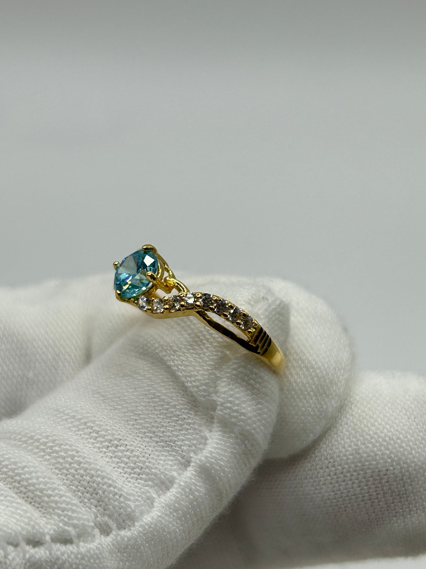 22ct Gold Ladies Ring 2.4 grams size N