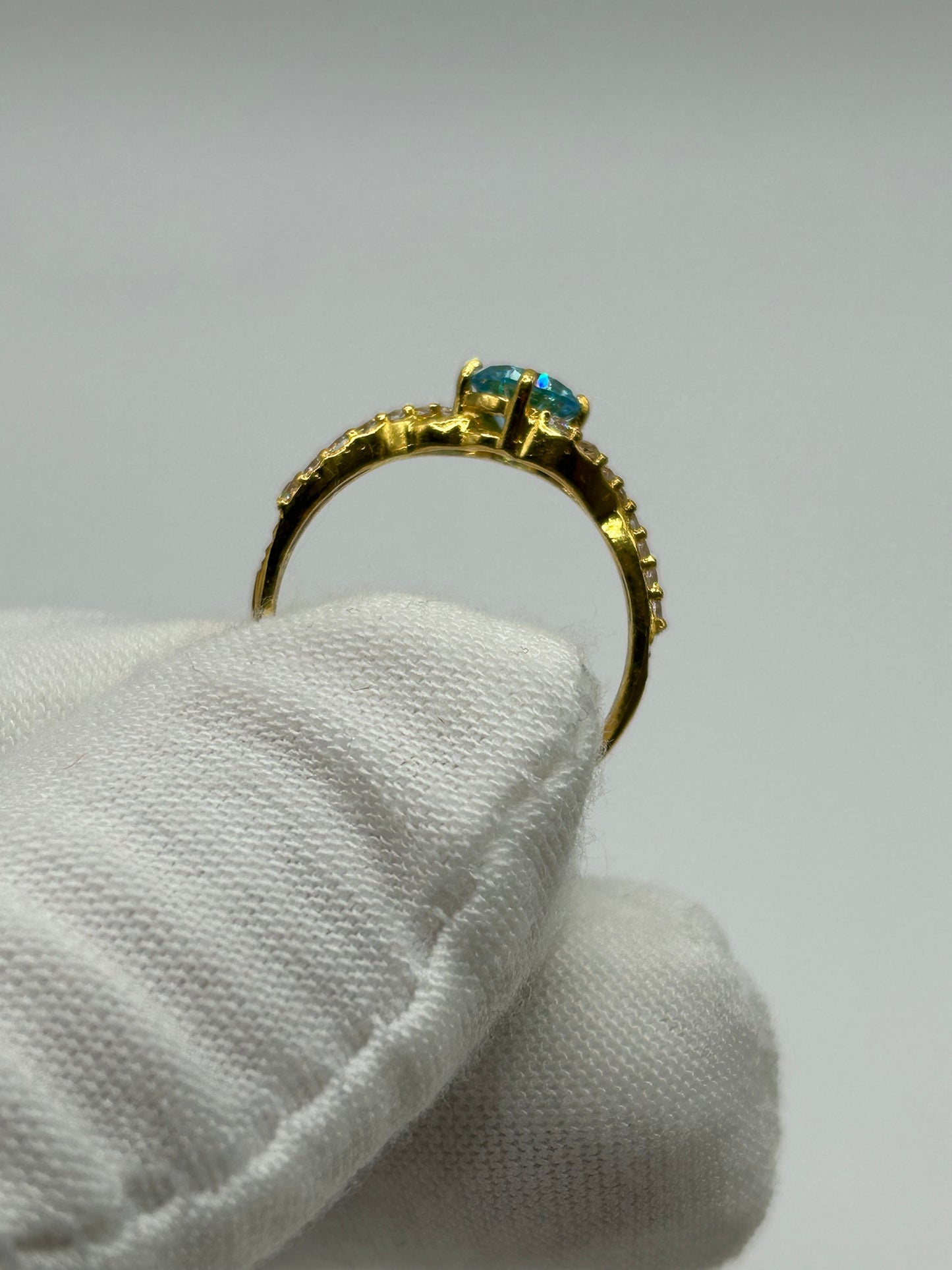 22ct Gold Ladies Ring 2.4 grams size N