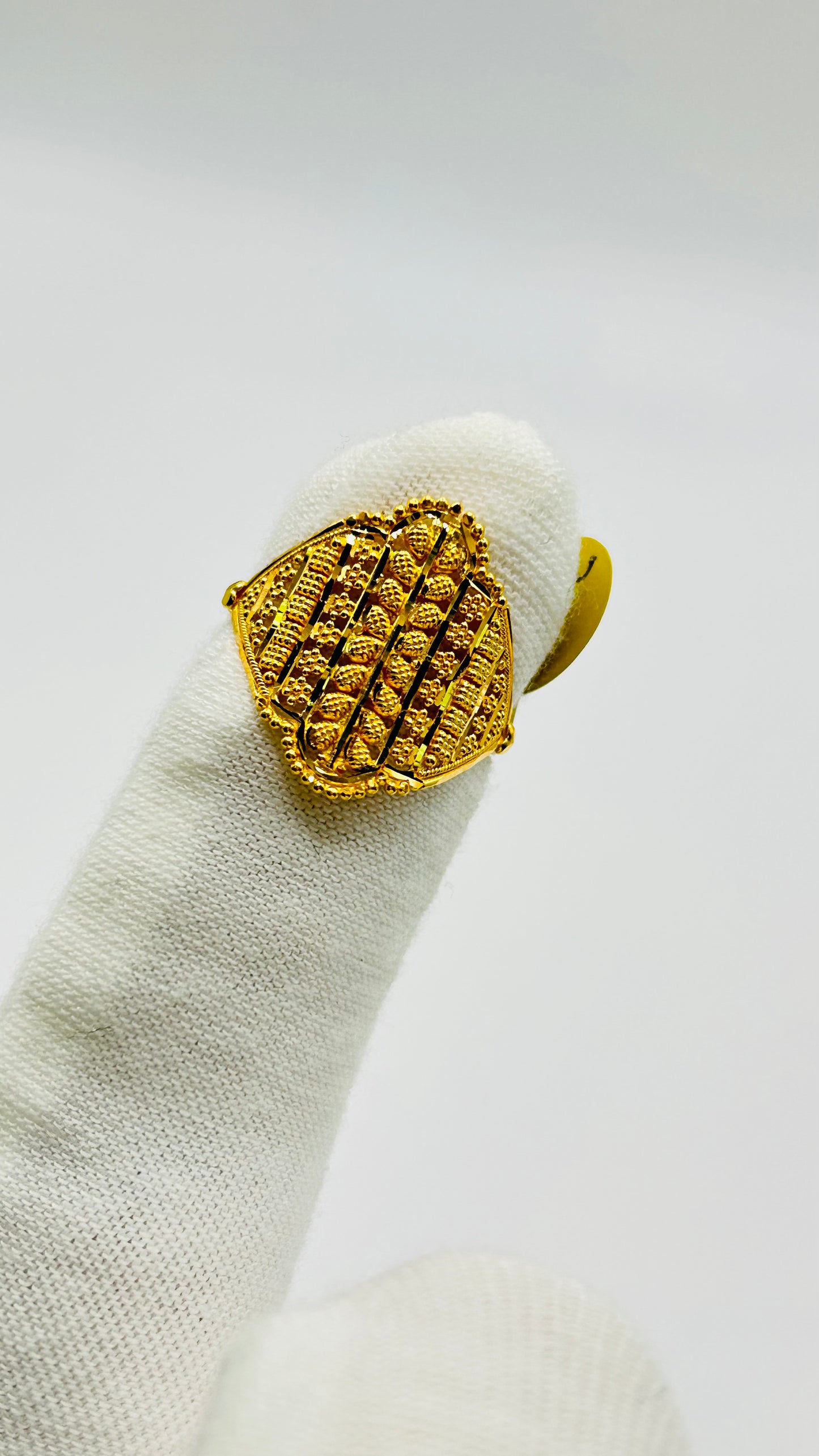 22ct Gold Ring – 2.6g – Size N½ (Hallmarked)