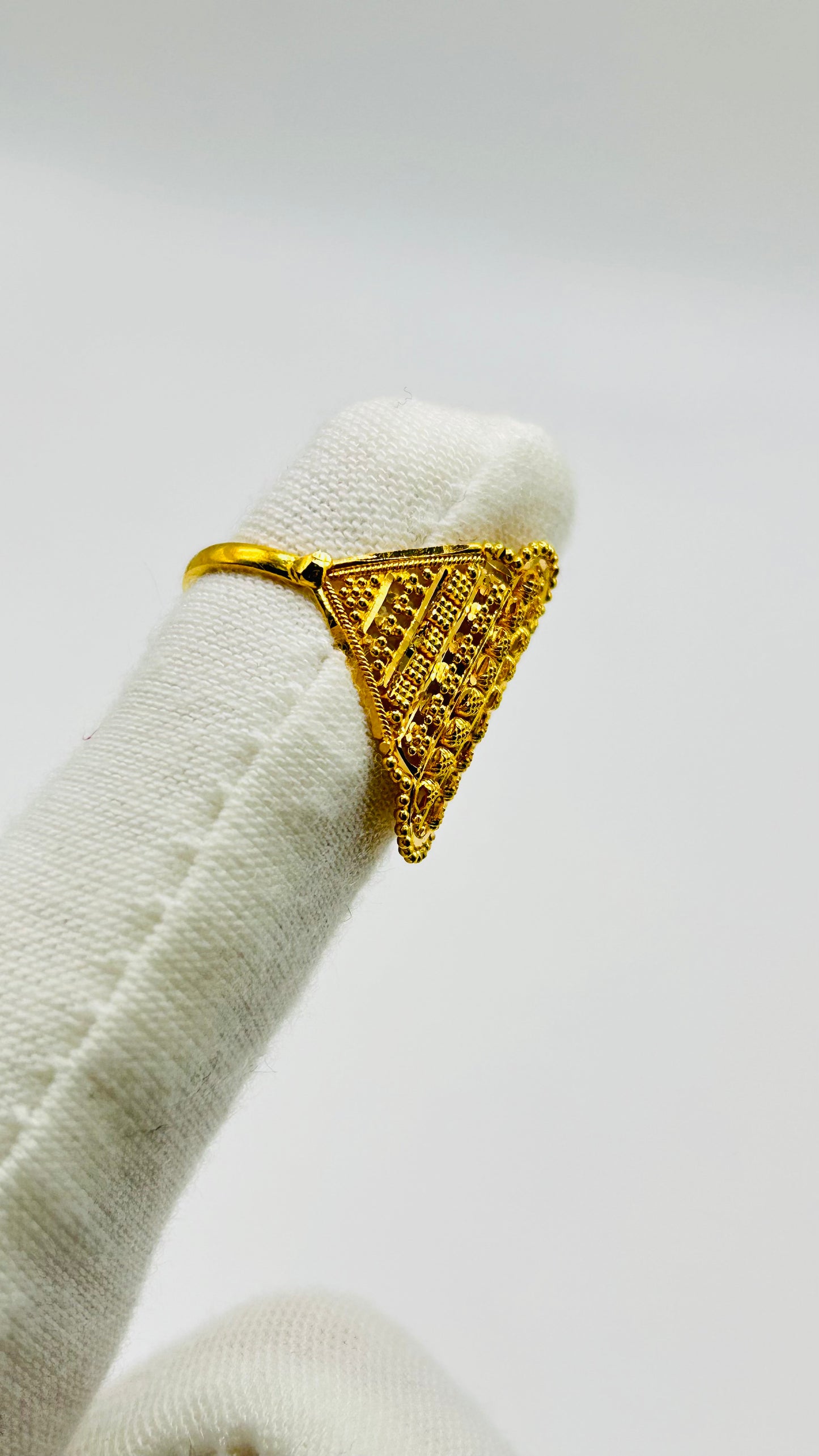 22ct Gold Ring – 2.6g – Size N½ (Hallmarked)