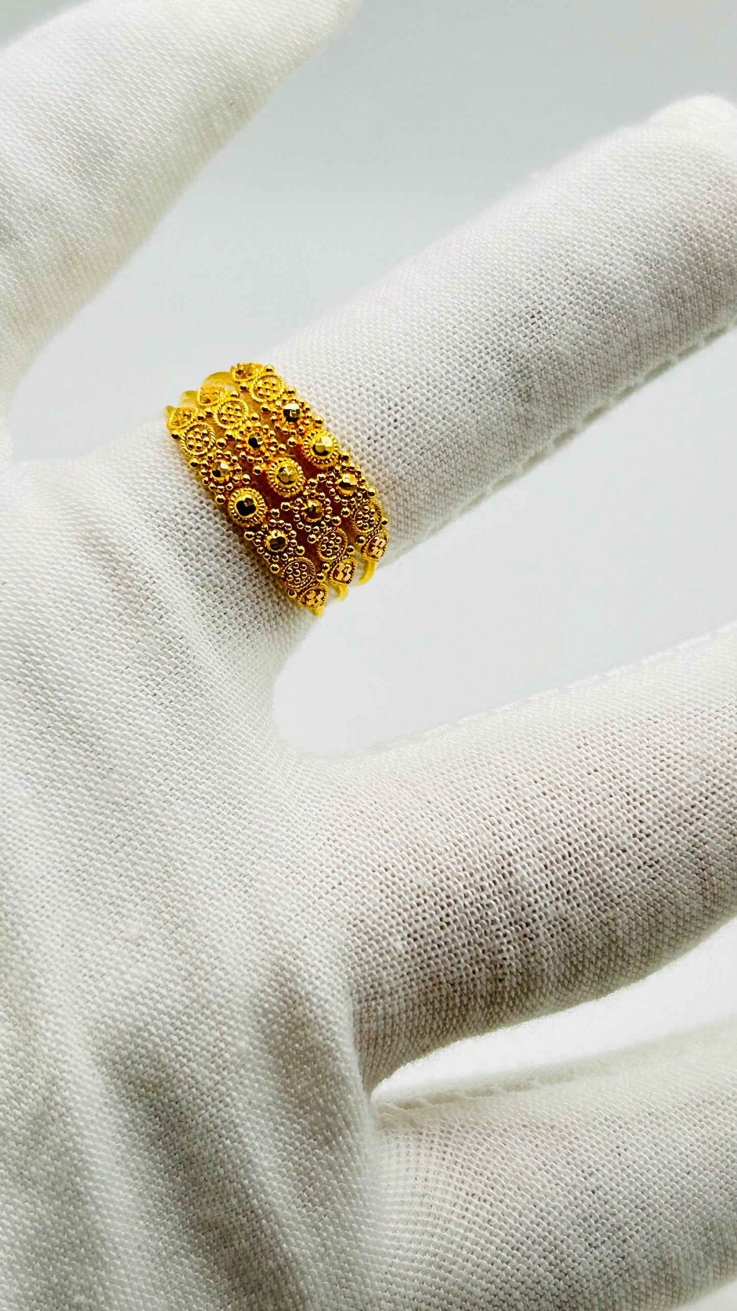 22ct Gold Ring – 3.6g – Size R (Hallmarked)