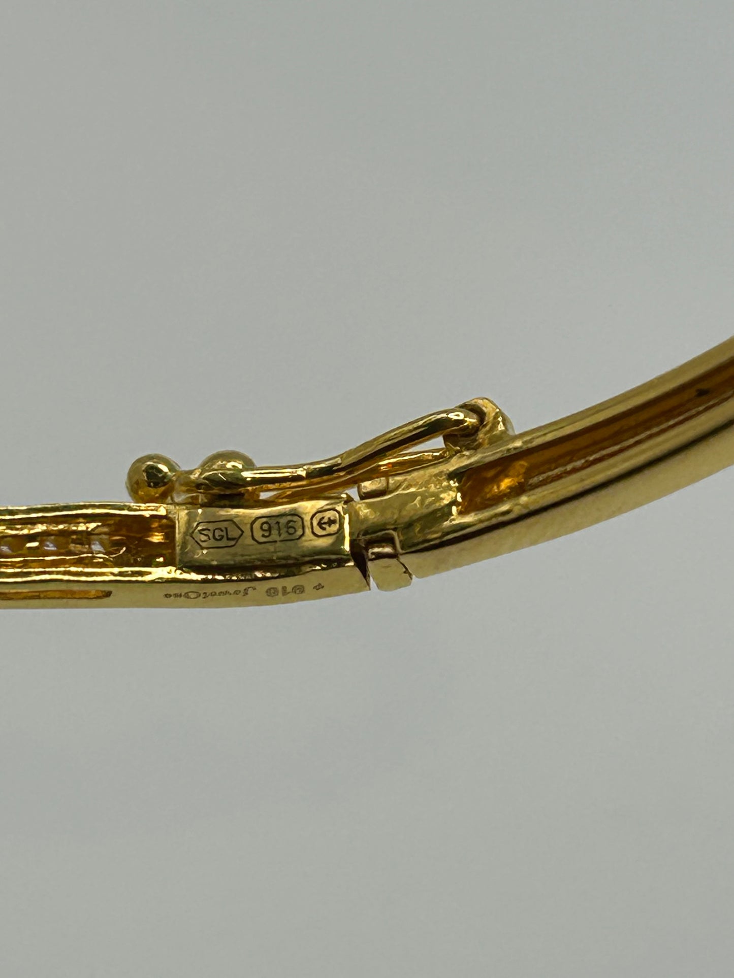 22ct Gold Bangle 10.6 grams Hallmarked