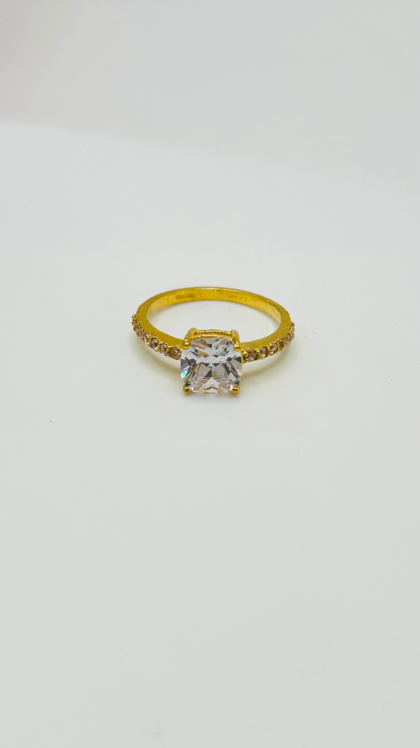 22ct Gold Ladies Ring – 2.6g – Size L (Hallmarked)