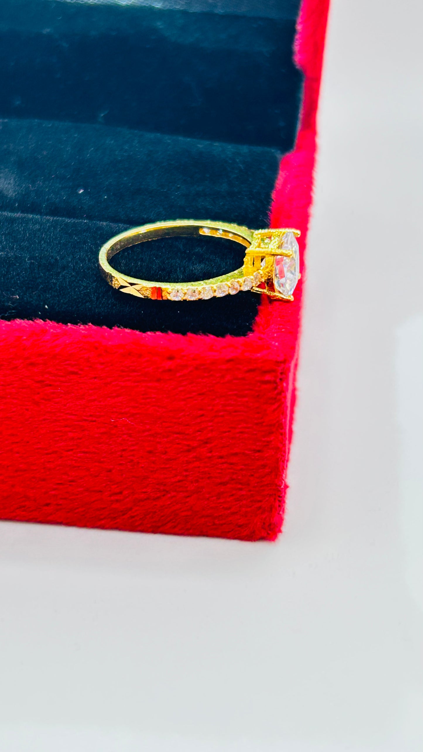 22ct Gold Ladies Ring – 2.6g – Size L (Hallmarked)