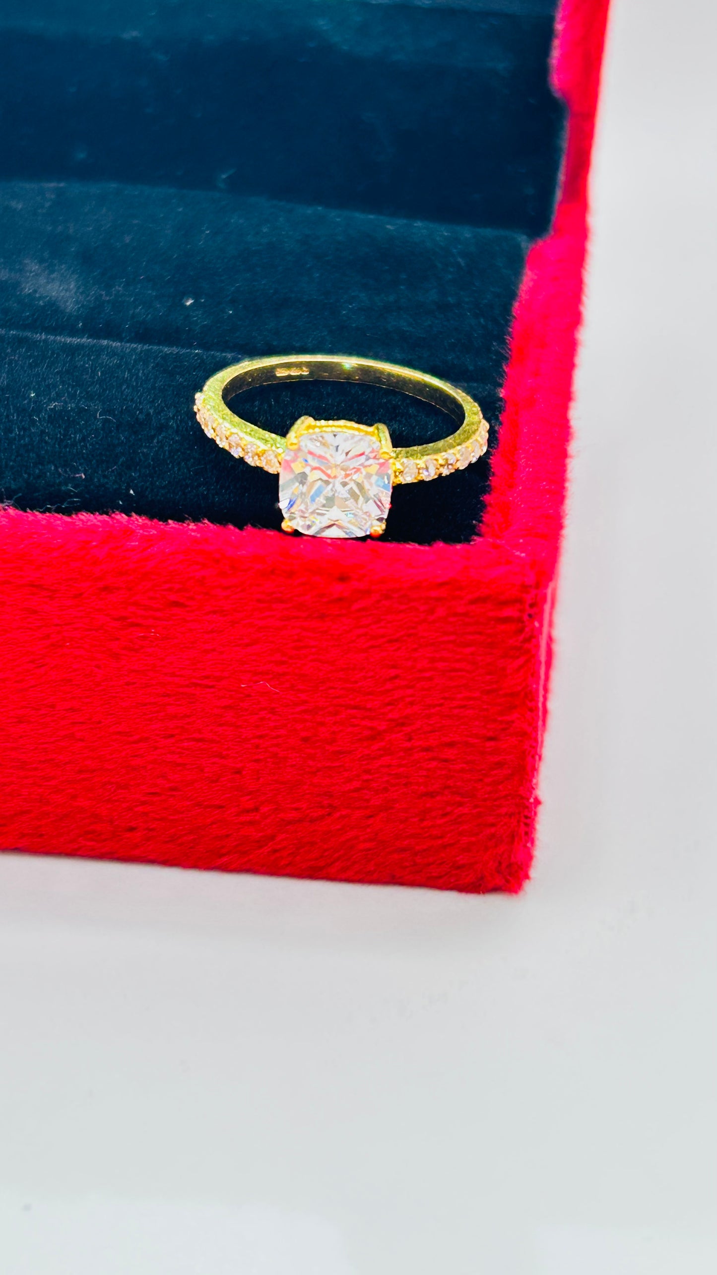 22ct Gold Ladies Ring – 2.6g – Size L (Hallmarked)