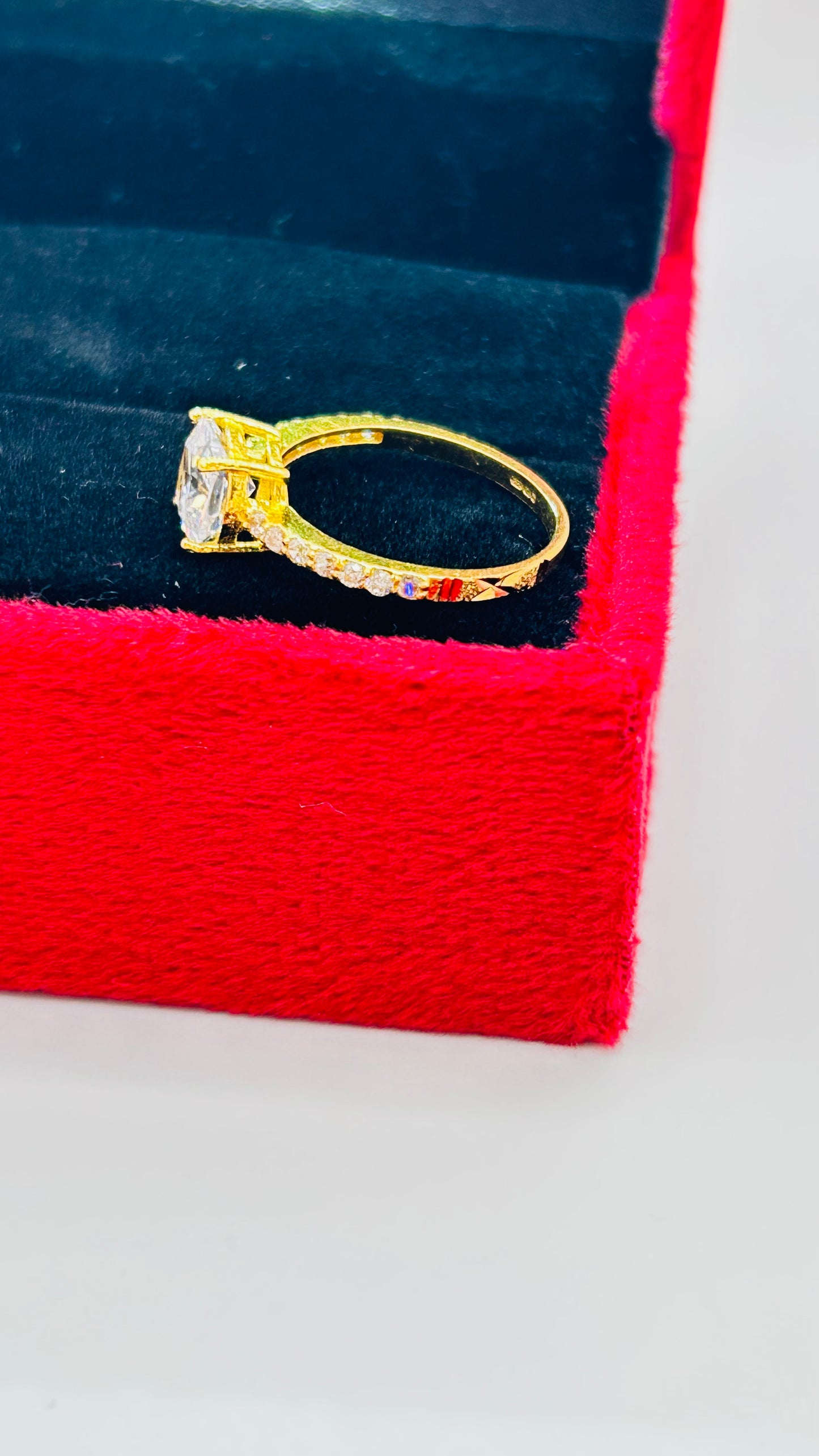 22ct Gold Ladies Ring – 2.6g – Size L (Hallmarked)