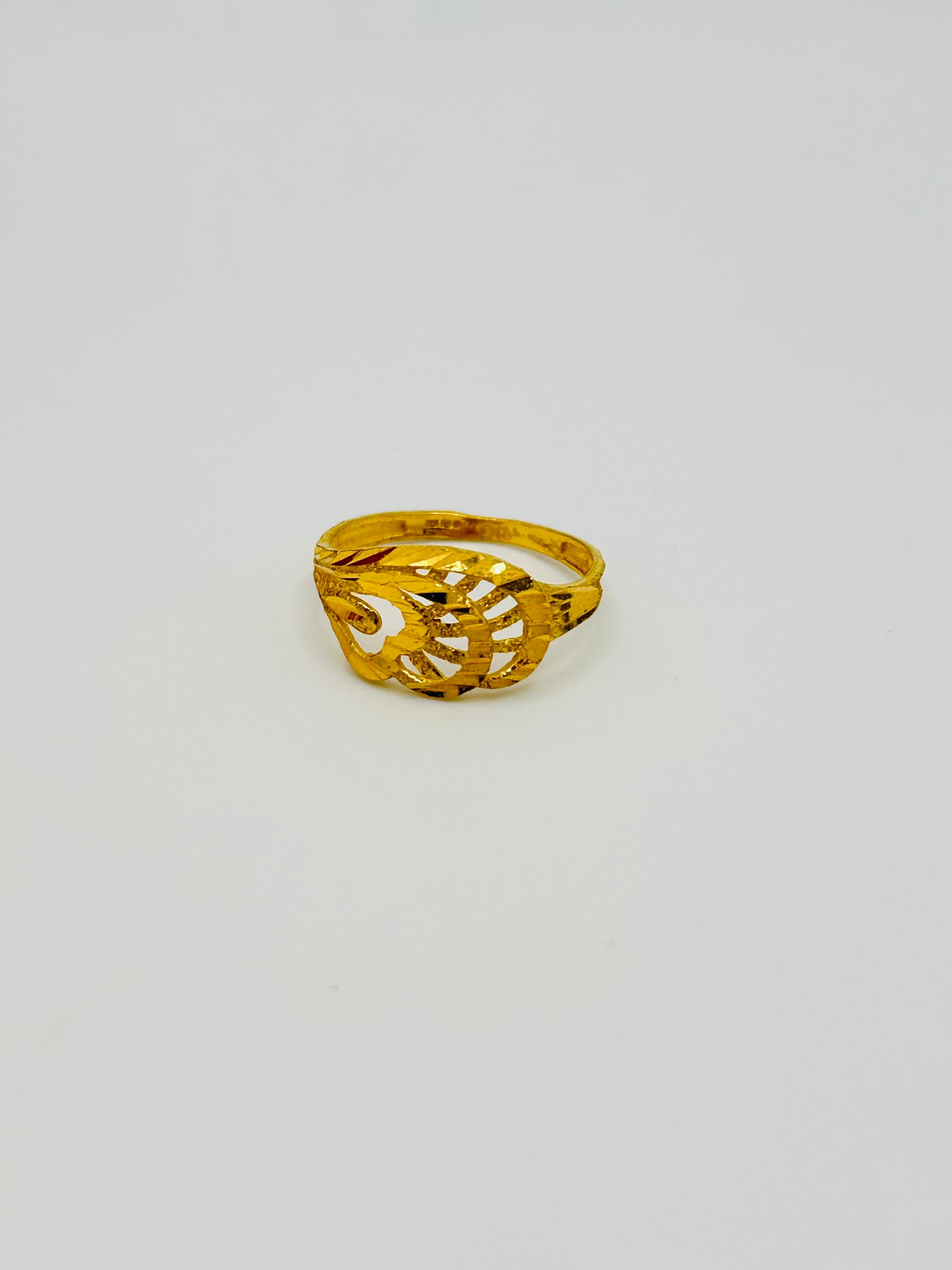 22ct Gold Ladies Ring – 2.1g – Size O (Hallmarked)