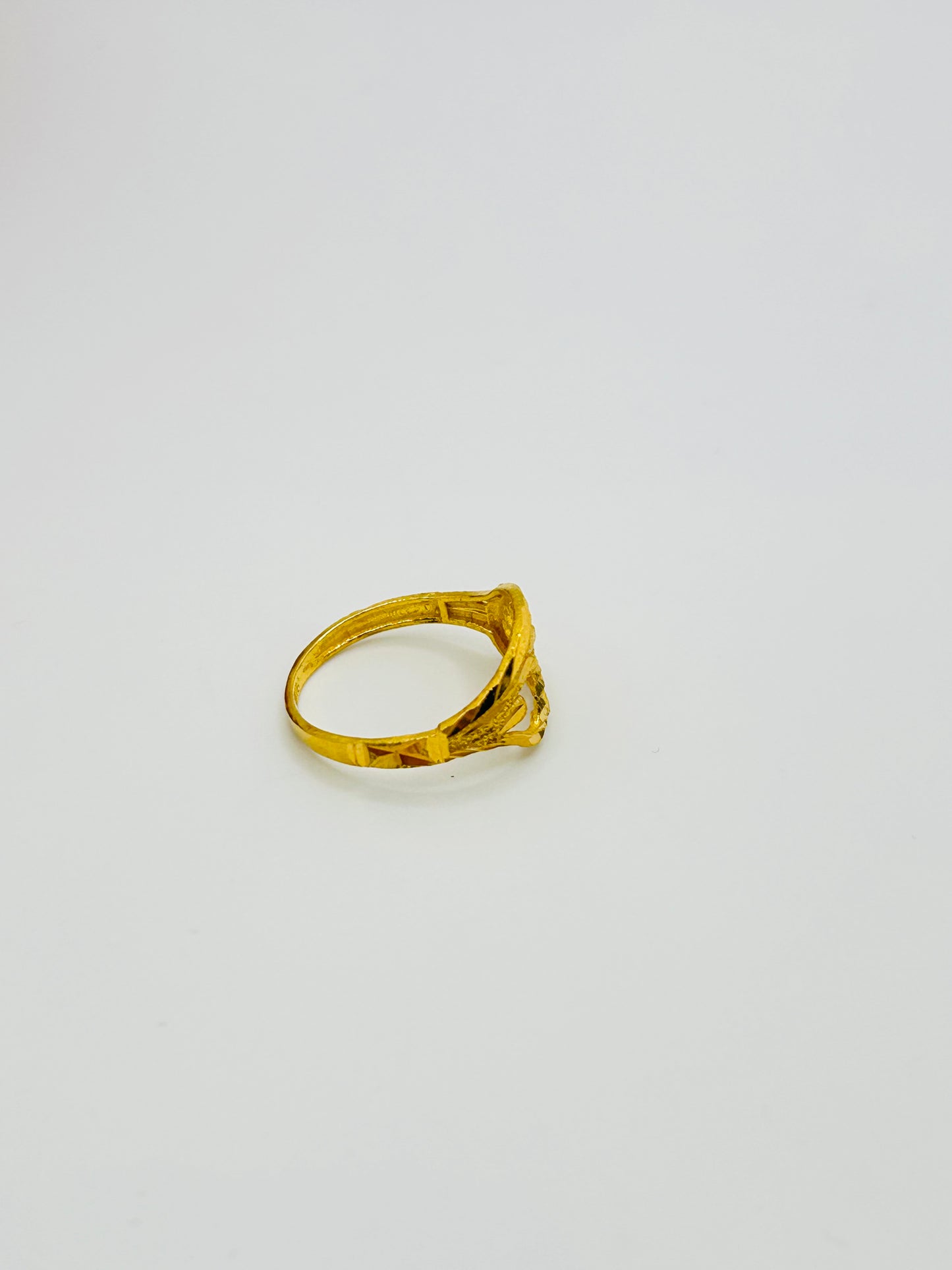 22ct Gold Ladies Ring – 2.1g – Size O (Hallmarked)