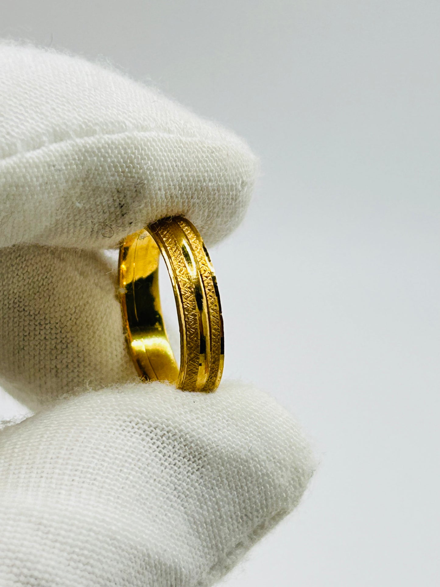 22ct Gold Ladies Band – 2.4g – Size L (Hallmarked)