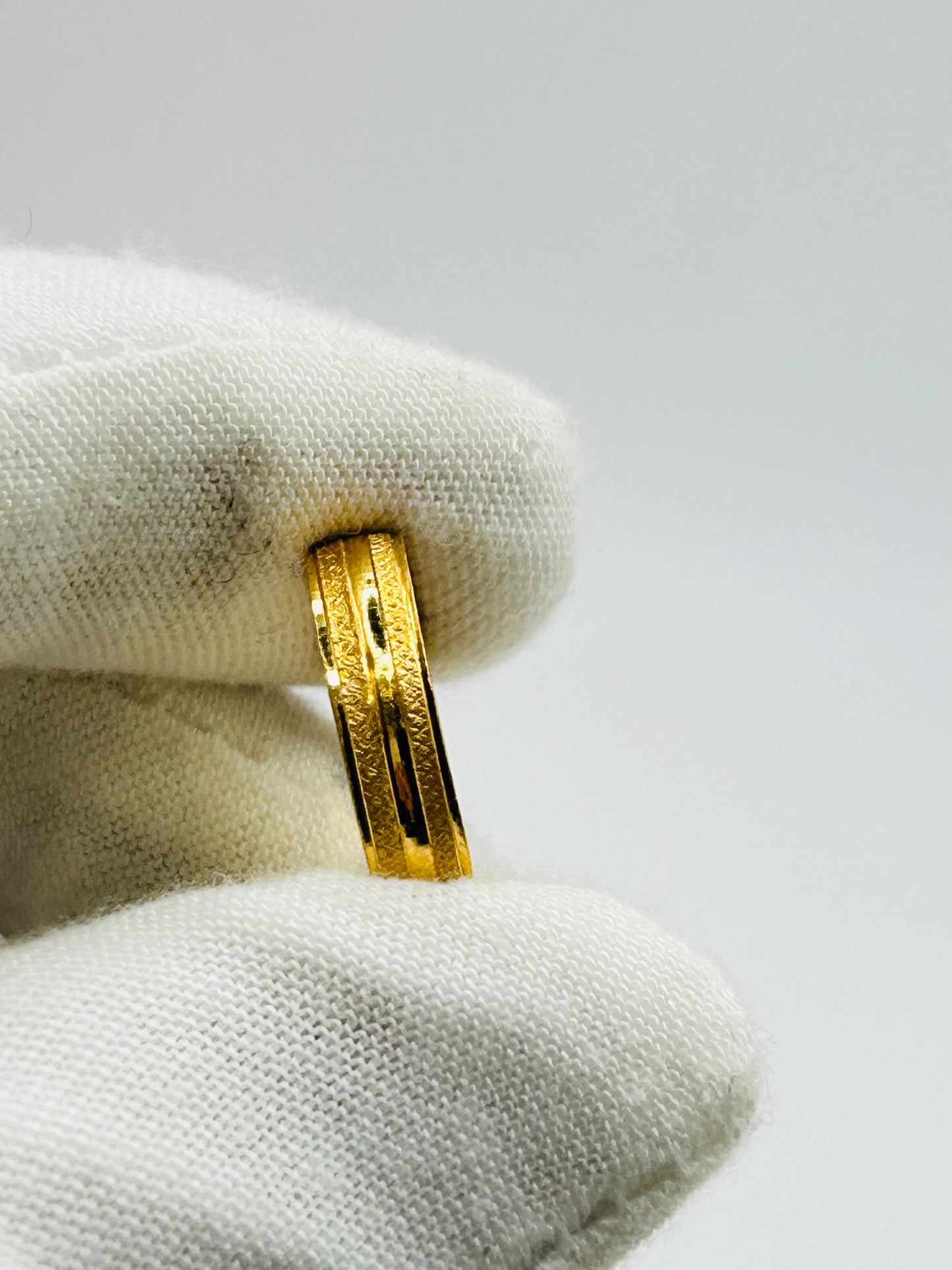 22ct Gold Ladies Band – 2.4g – Size L (Hallmarked)