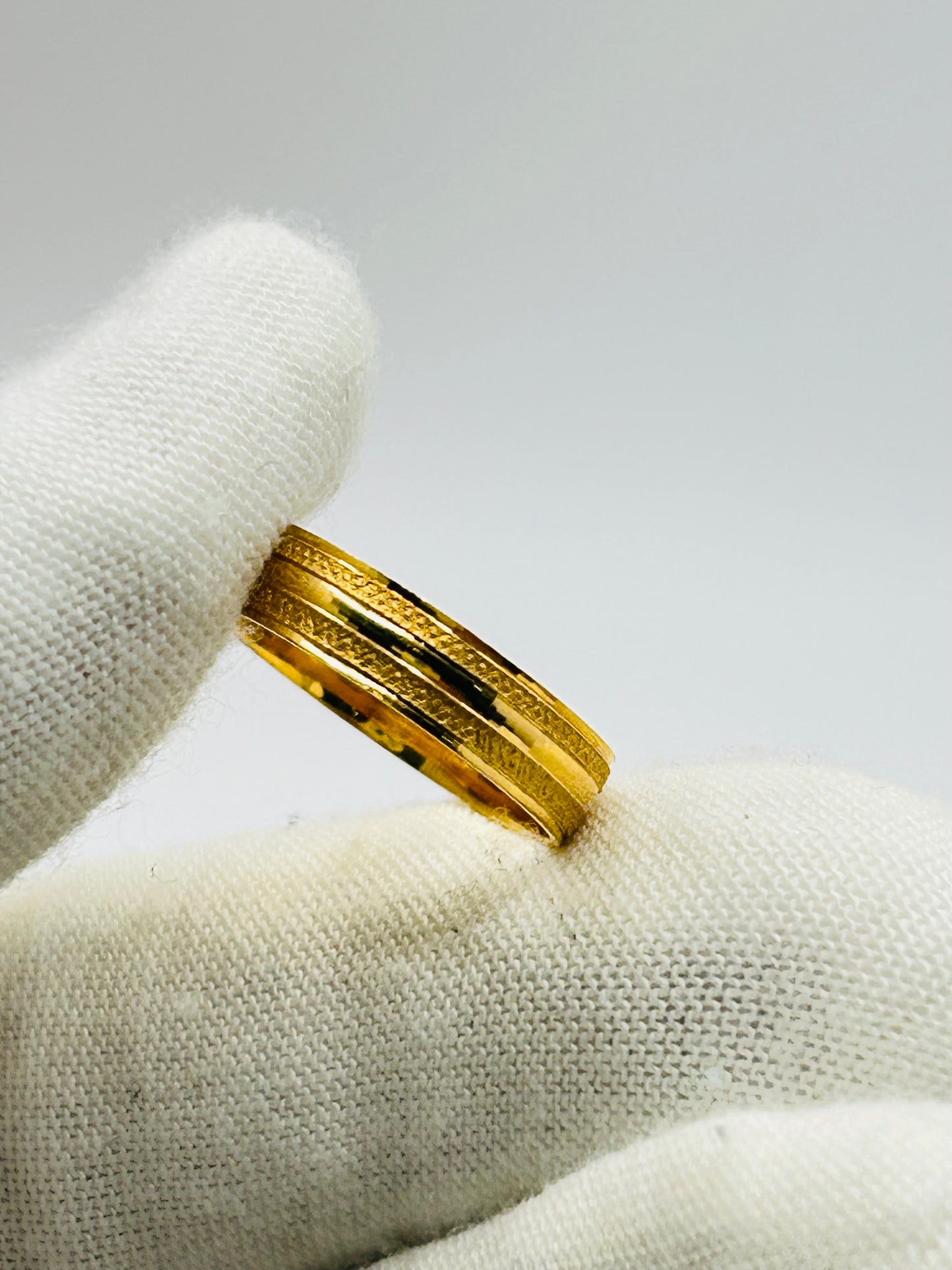 22ct Gold Ladies Band – 2.4g – Size L (Hallmarked)
