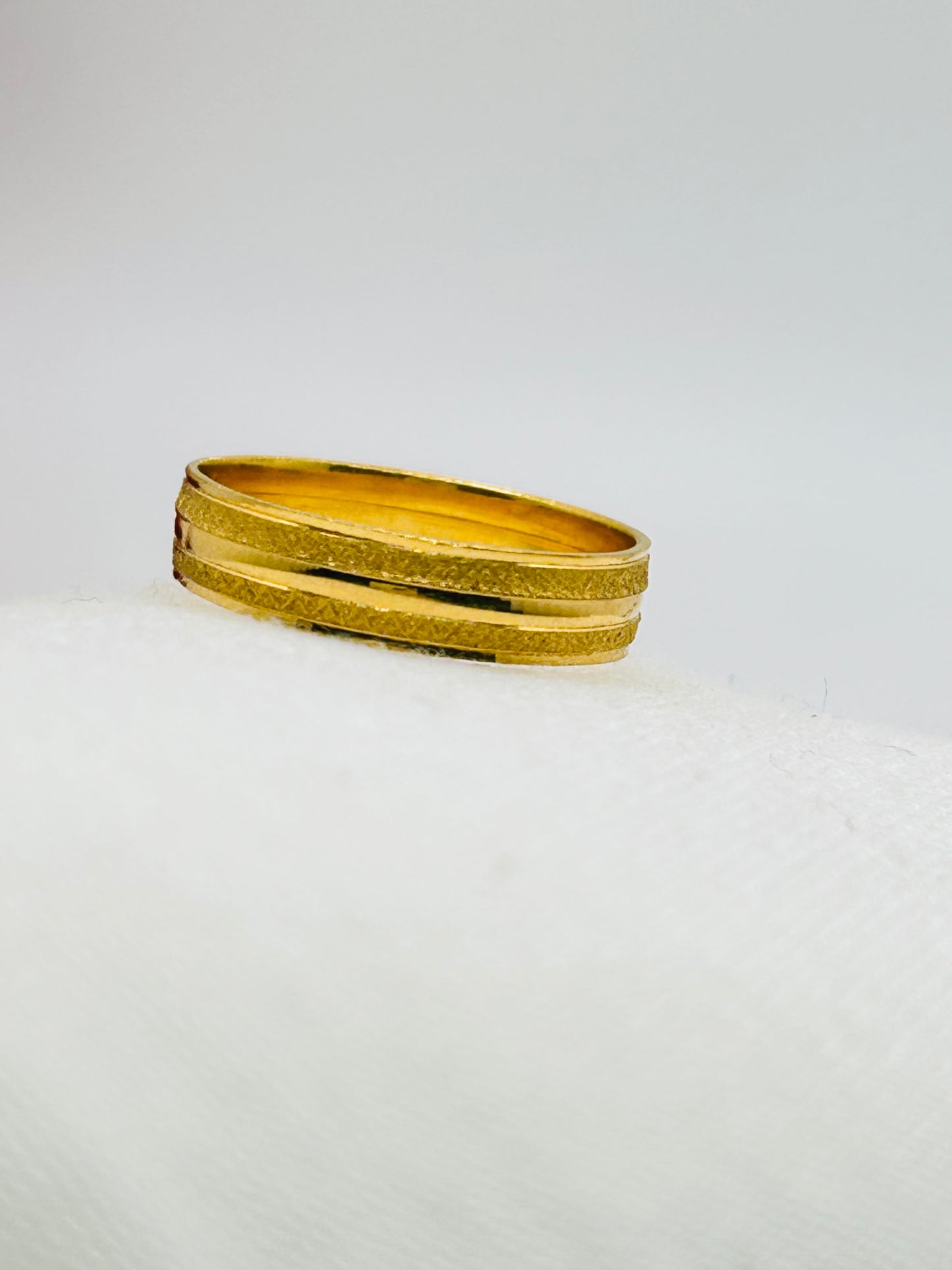 22ct Gold Ladies Band – 2.4g – Size L (Hallmarked)