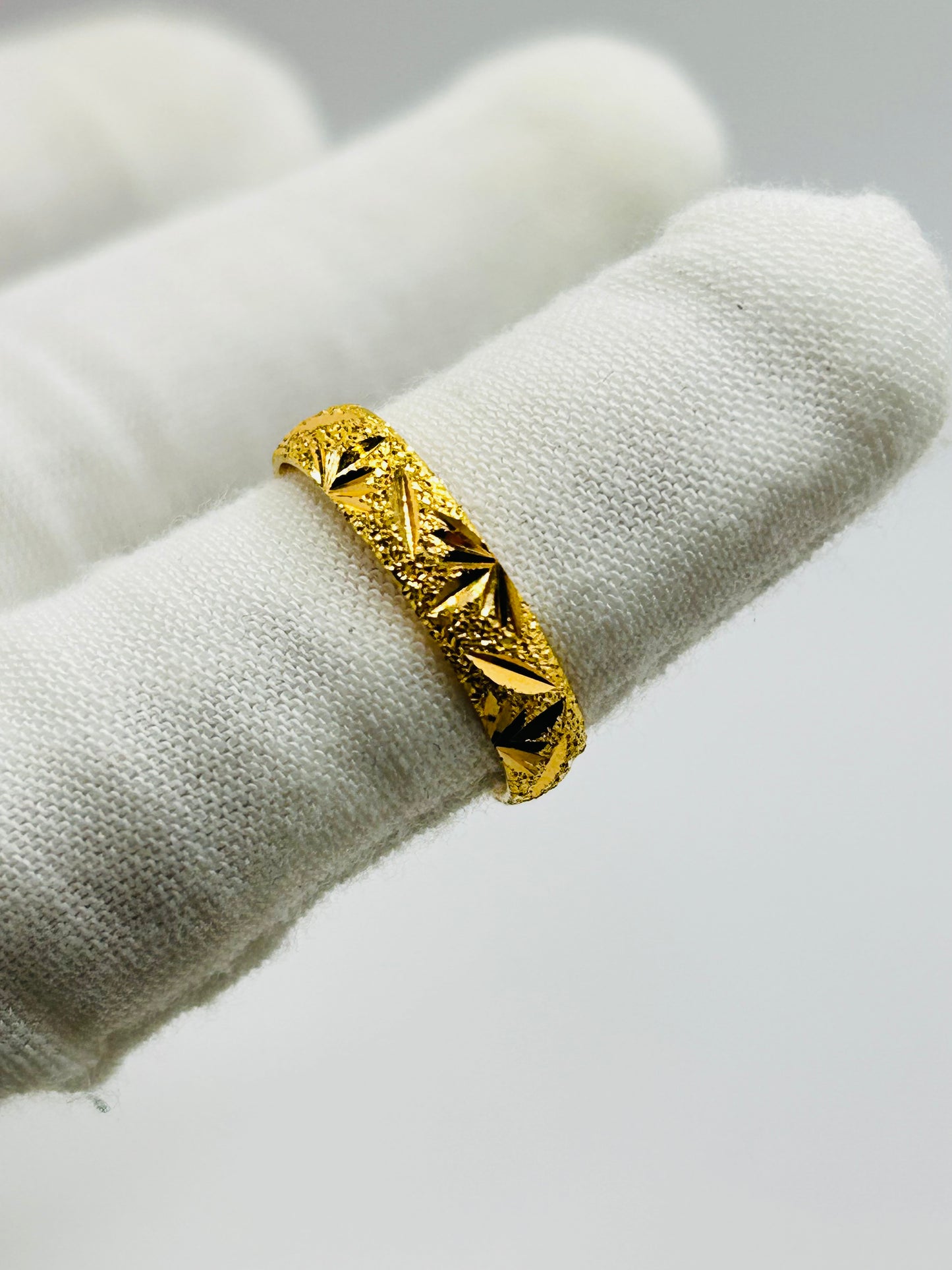 22ct Gold Ladies Band – 3.7g – Size P½ (Hallmarked)