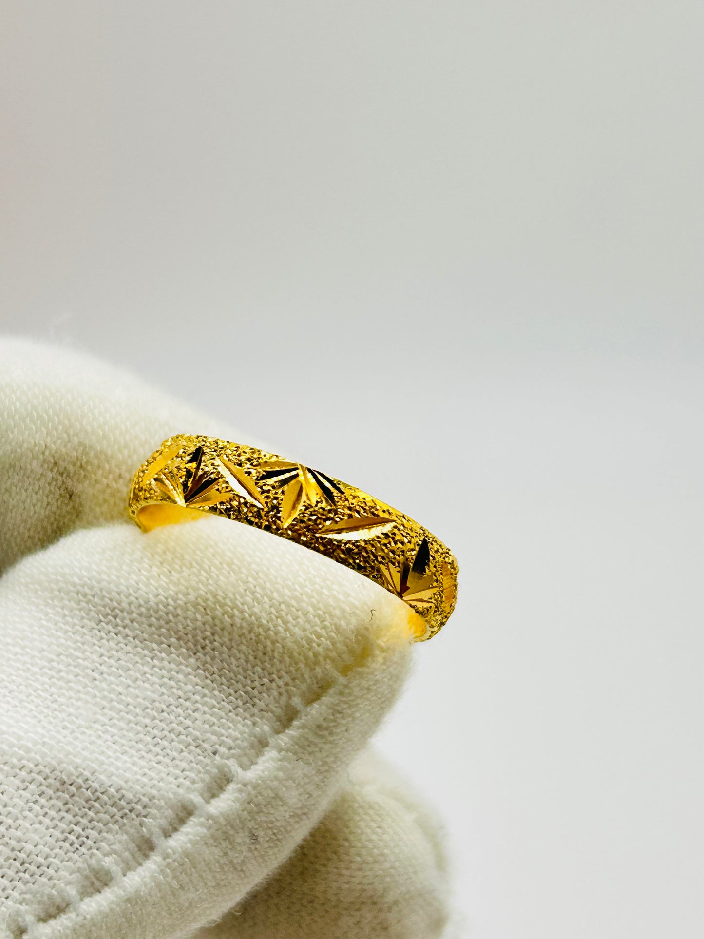 22ct Gold Ladies Band – 3.7g – Size P½ (Hallmarked)