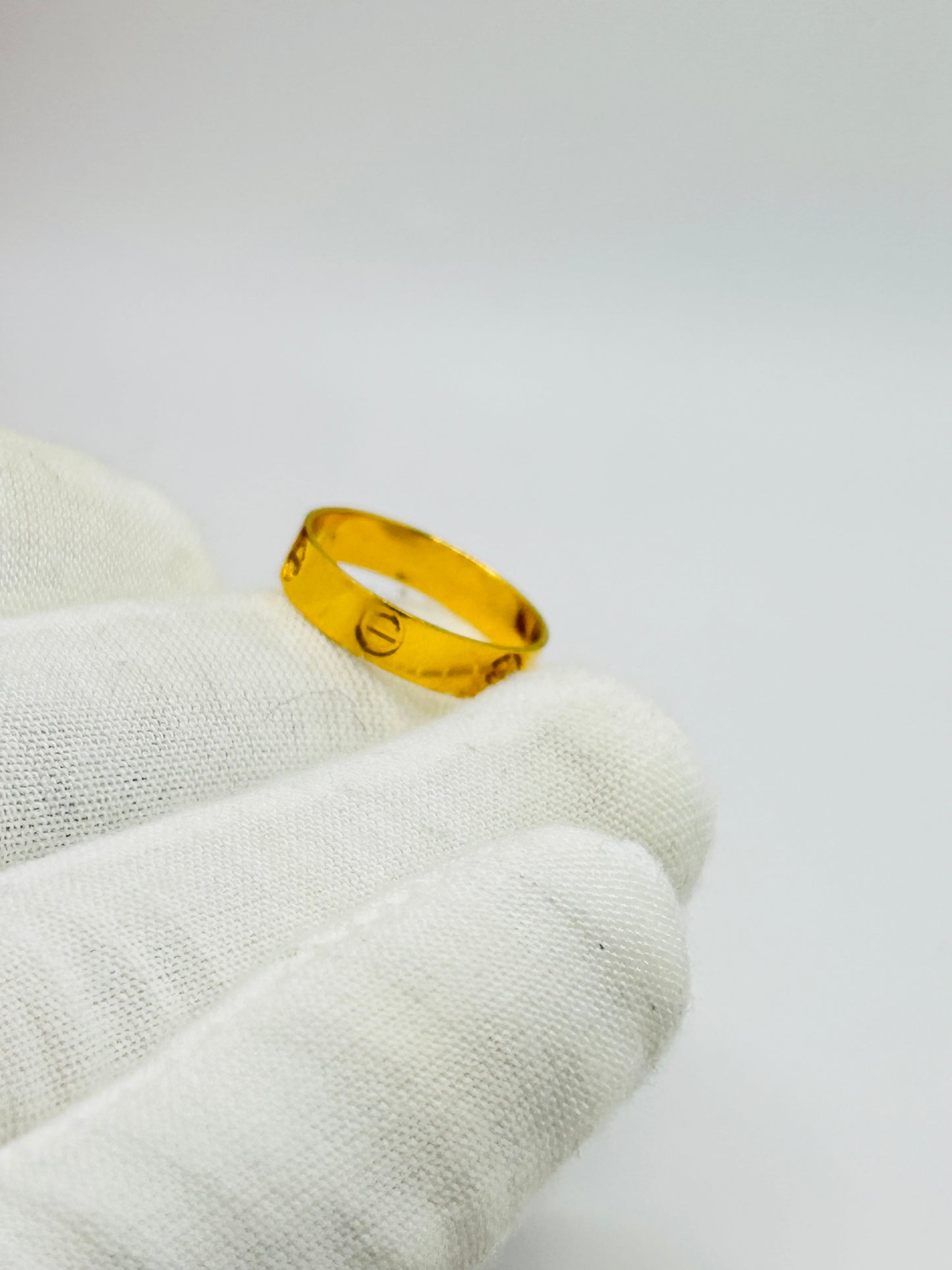 22ct Gold Ladies Band – 2.7g – Size N (Hallmarked)