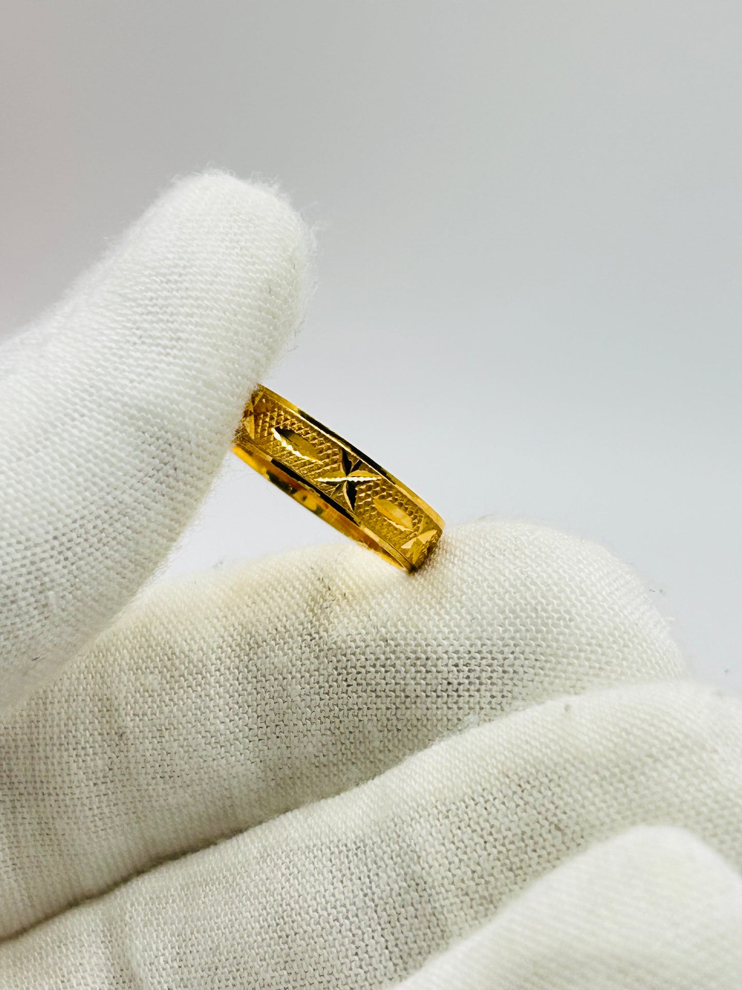 22ct Gold Ladies Band – 2.4g – Size M (Hallmarked)