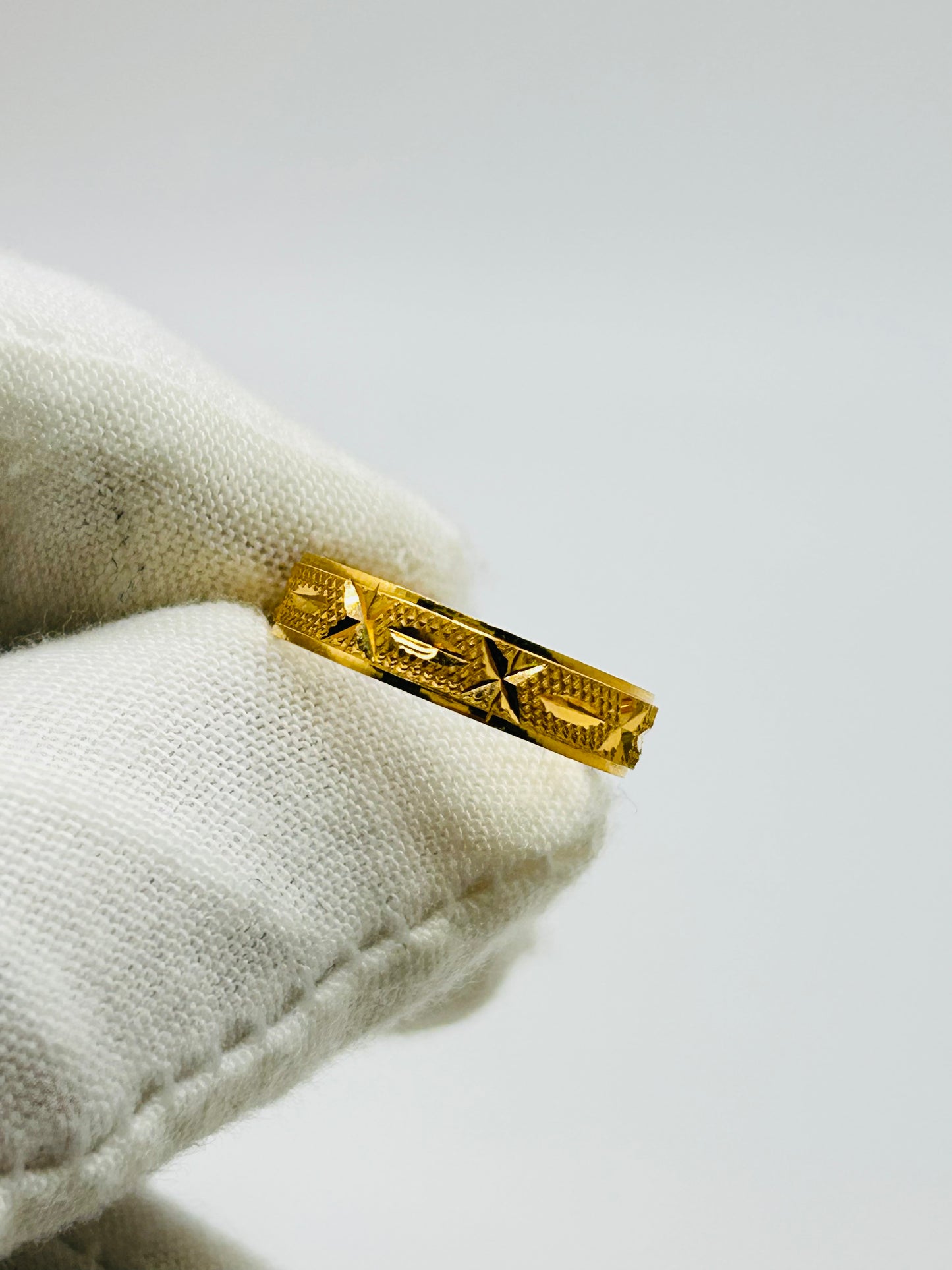 22ct Gold Ladies Band – 2.4g – Size M (Hallmarked)
