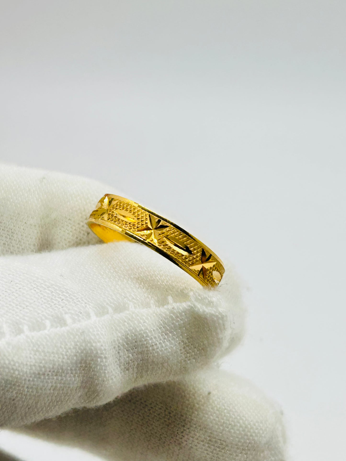 22ct Gold Ladies Band – 2.4g – Size M (Hallmarked)