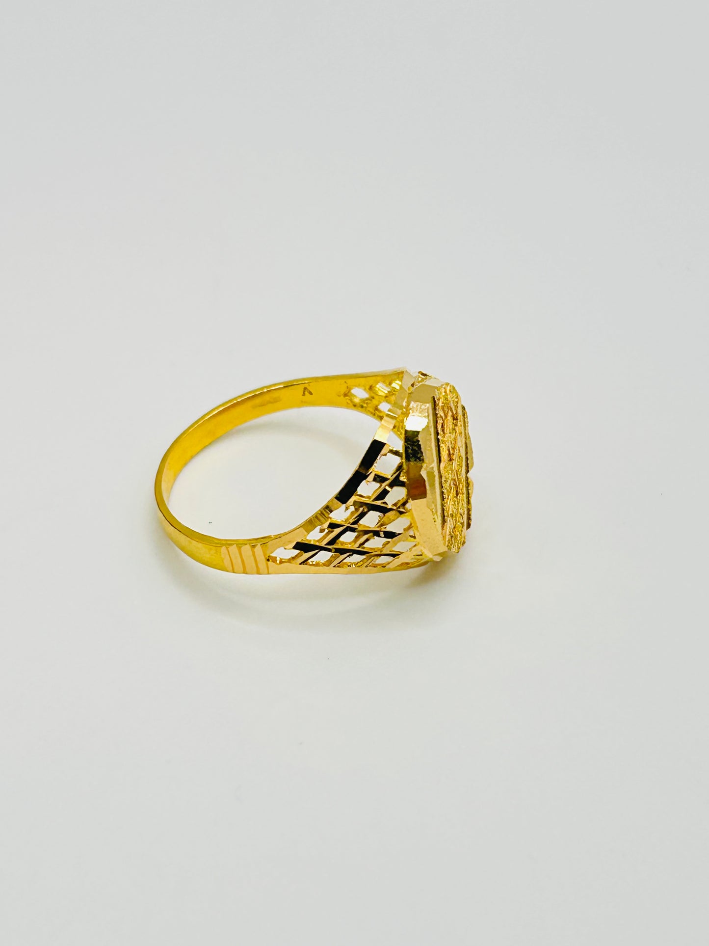 22ct Gold Men’s Ring – 4.1g – Size T½ (Hallmarked)
