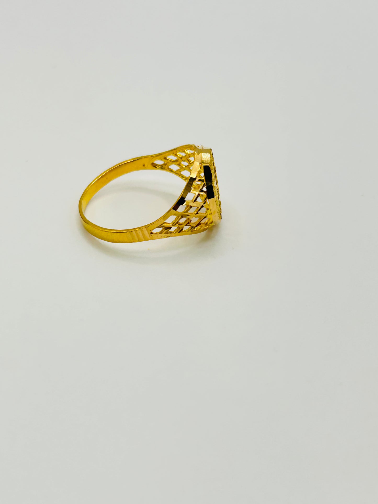 22ct Gold Men’s Ring – 3.9g – Size V (Hallmarked)