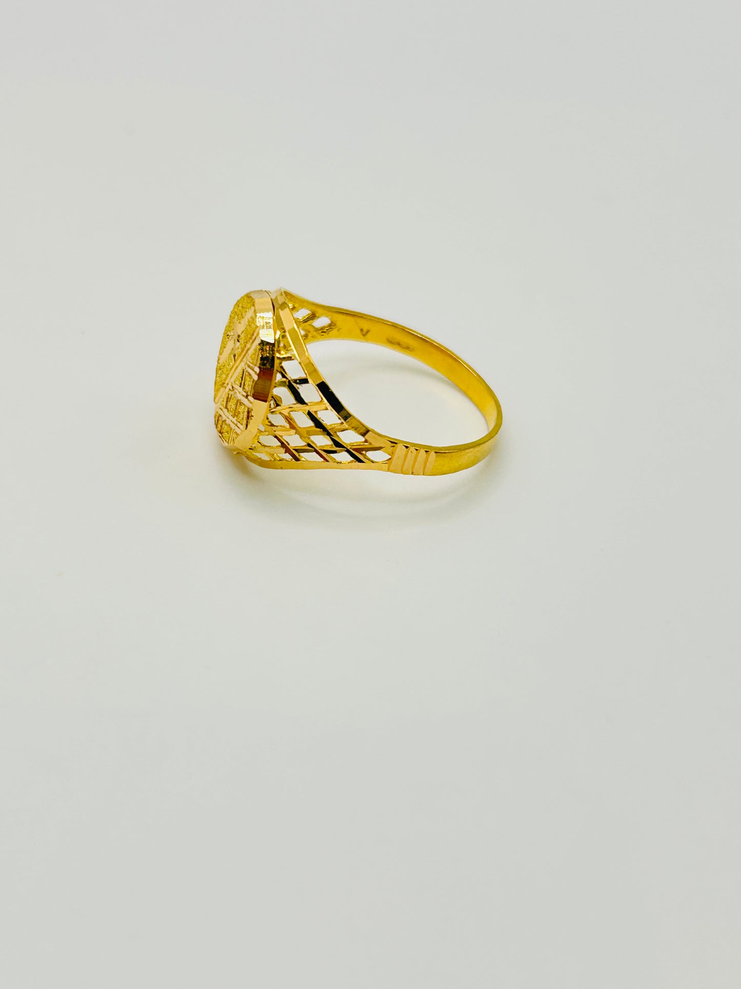 22ct Gold Men’s Ring – 3.9g – Size V (Hallmarked)