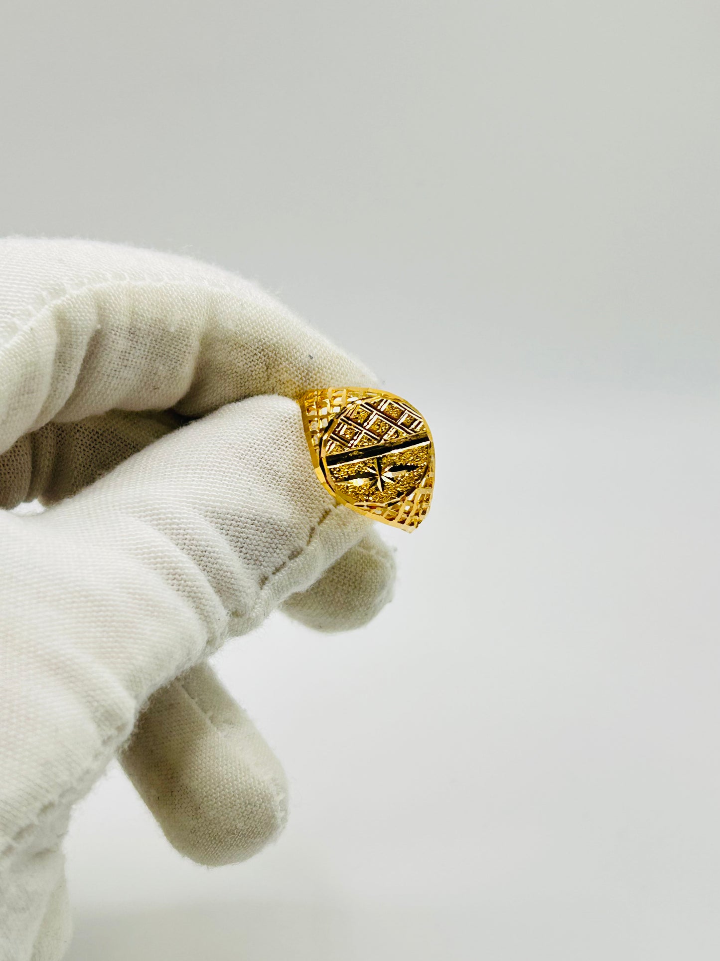 22ct Gold Men’s Ring – 3.9g – Size V (Hallmarked)