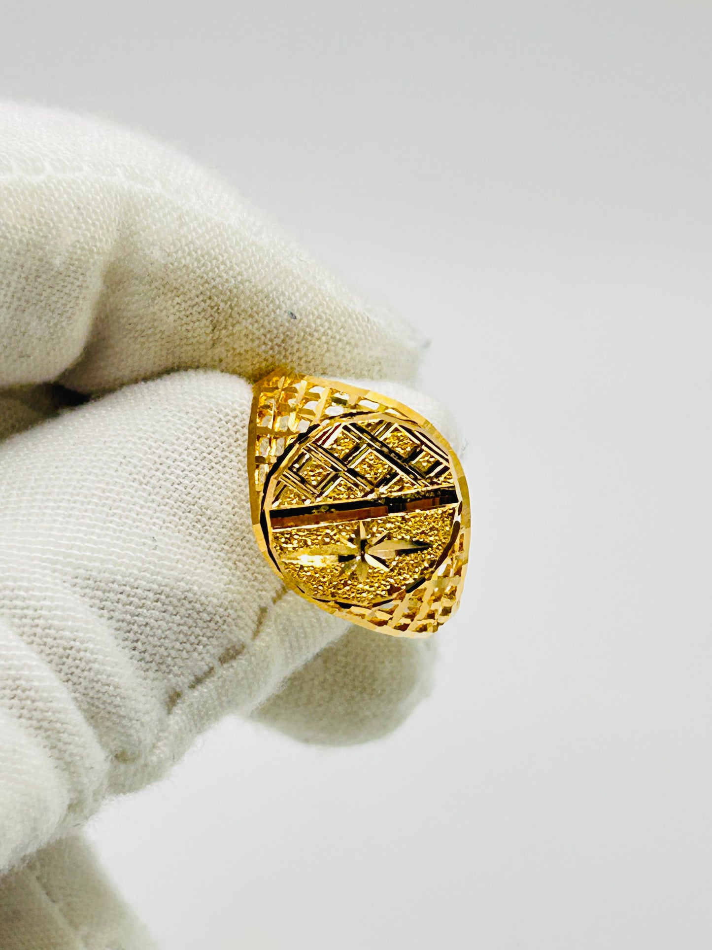 22ct Gold Men’s Ring – 3.9g – Size V (Hallmarked)