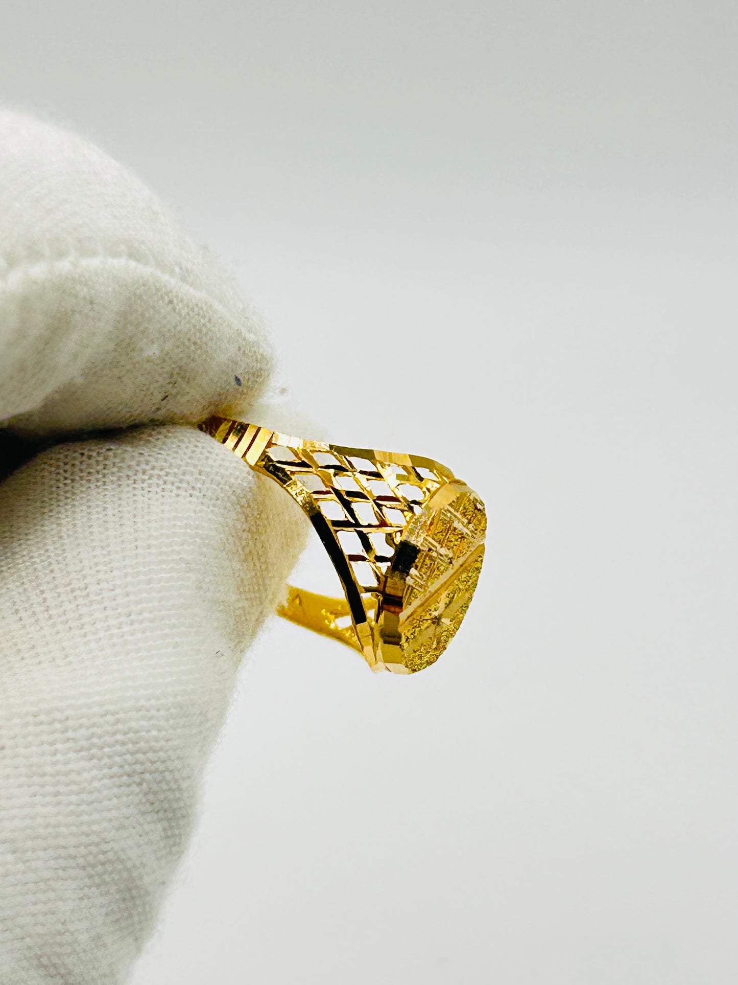 22ct Gold Men’s Ring – 3.9g – Size V (Hallmarked)