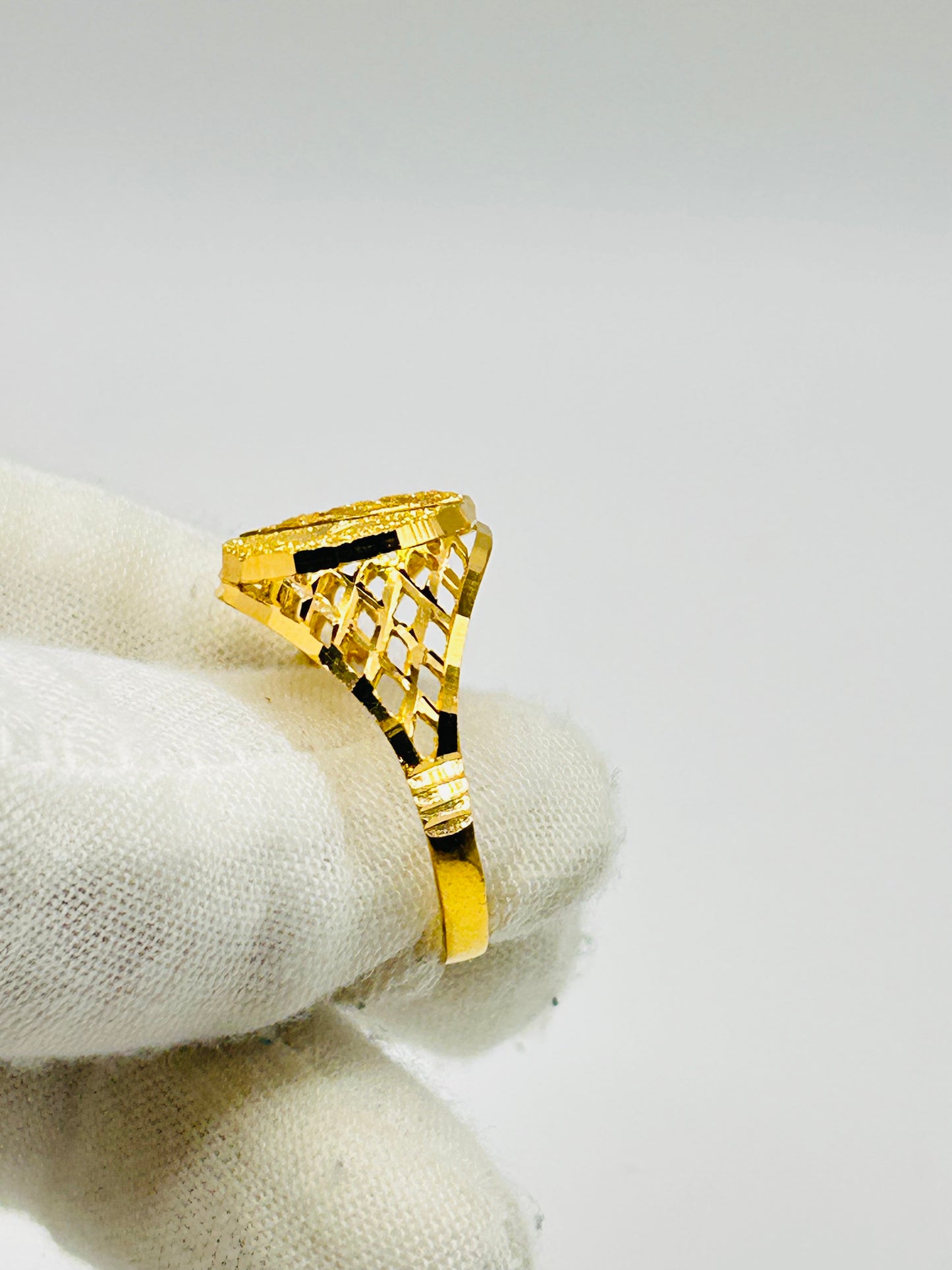 22ct Gold Men’s Ring – 3.9g – Size V (Hallmarked)