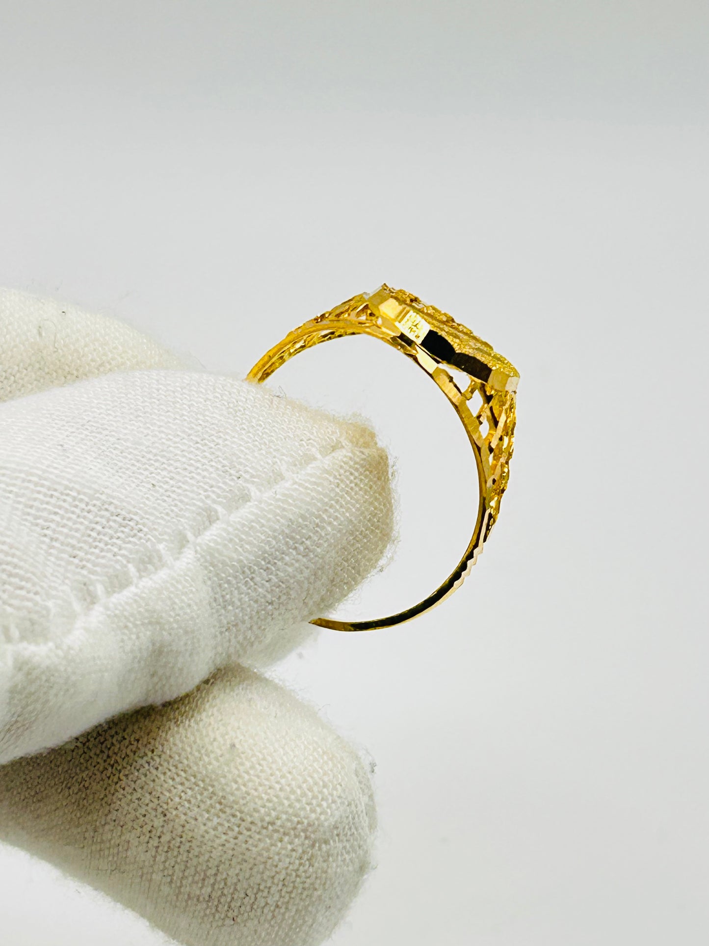 22ct Gold Men’s Ring – 3.9g – Size V (Hallmarked)