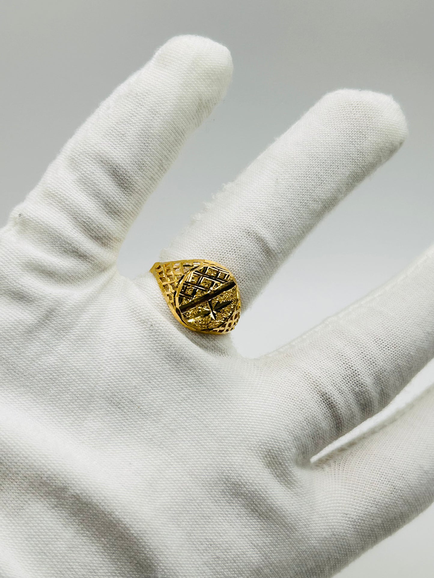 22ct Gold Men’s Ring – 3.9g – Size V (Hallmarked)