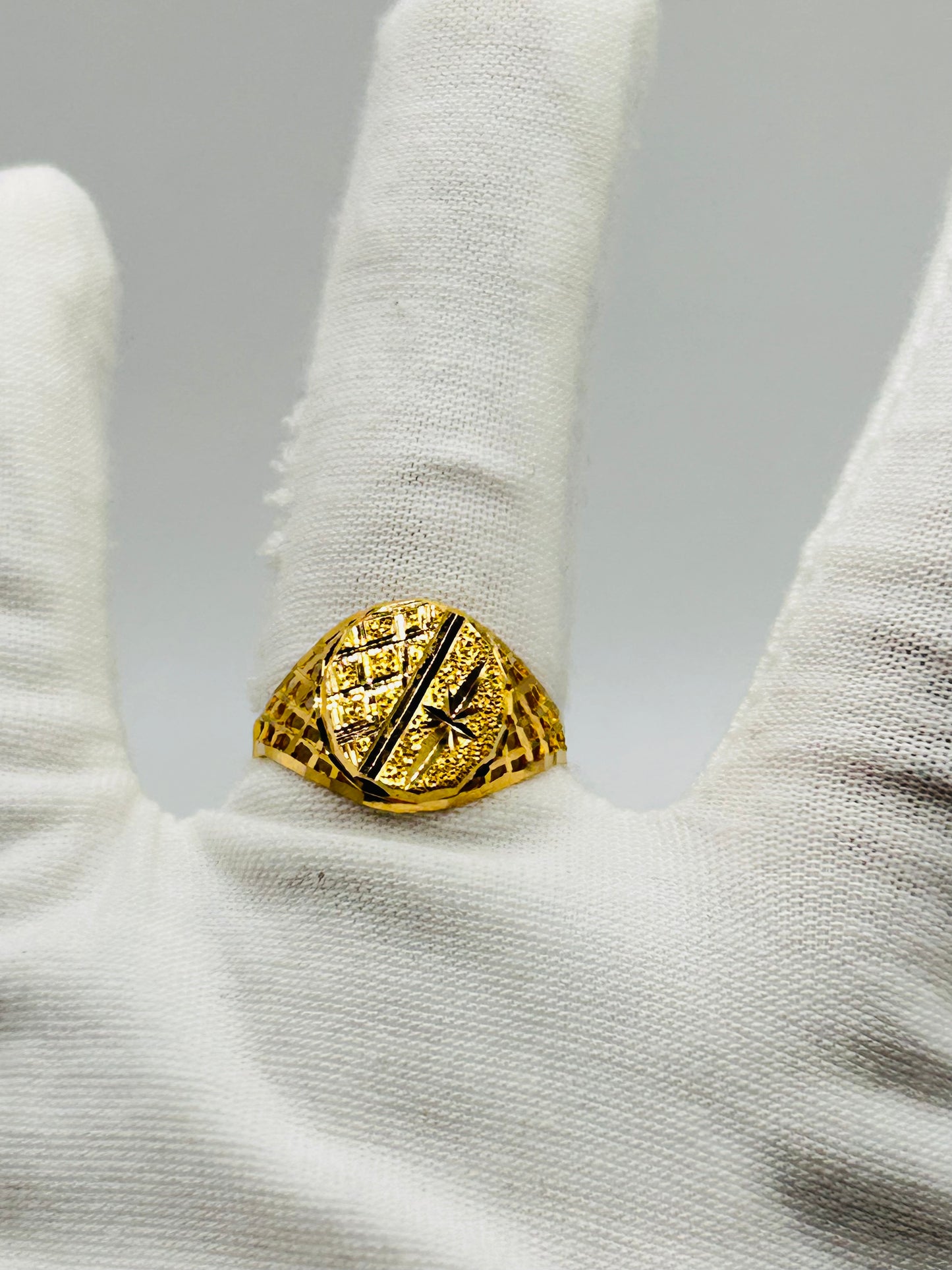 22ct Gold Men’s Ring – 3.9g – Size V (Hallmarked)