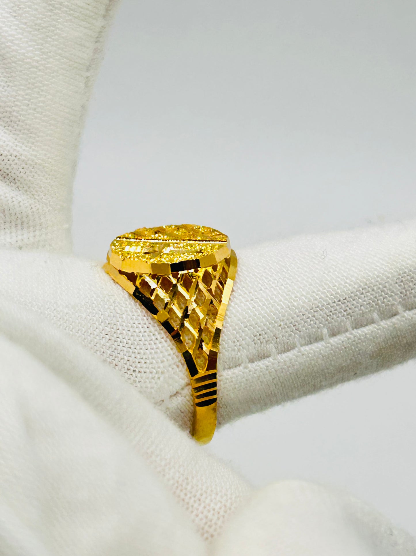 22ct Gold Men’s Ring – 3.9g – Size V (Hallmarked)