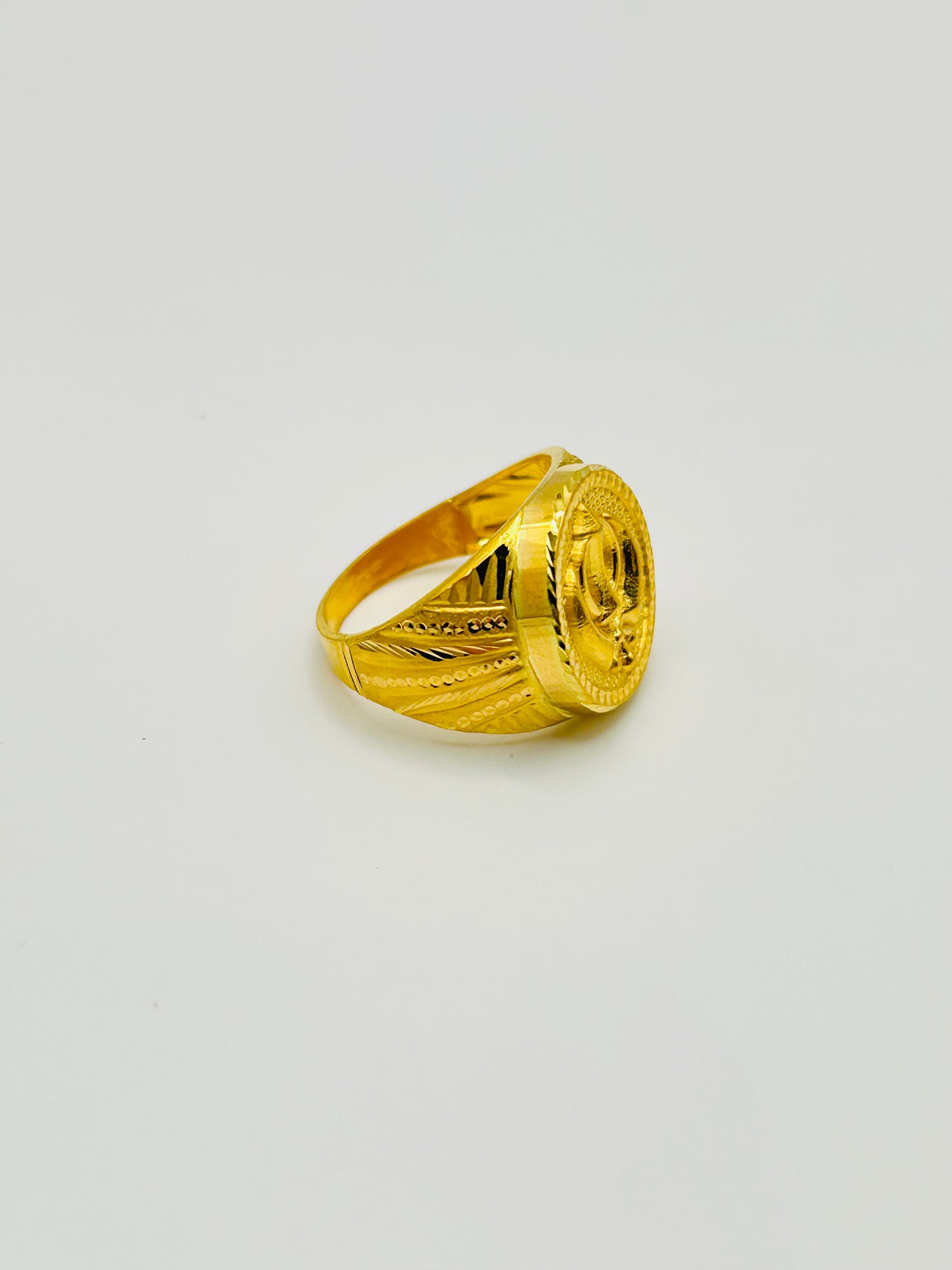 22ct Gold Men’s Ring – 3.9g – Size P½ (Hallmarked)