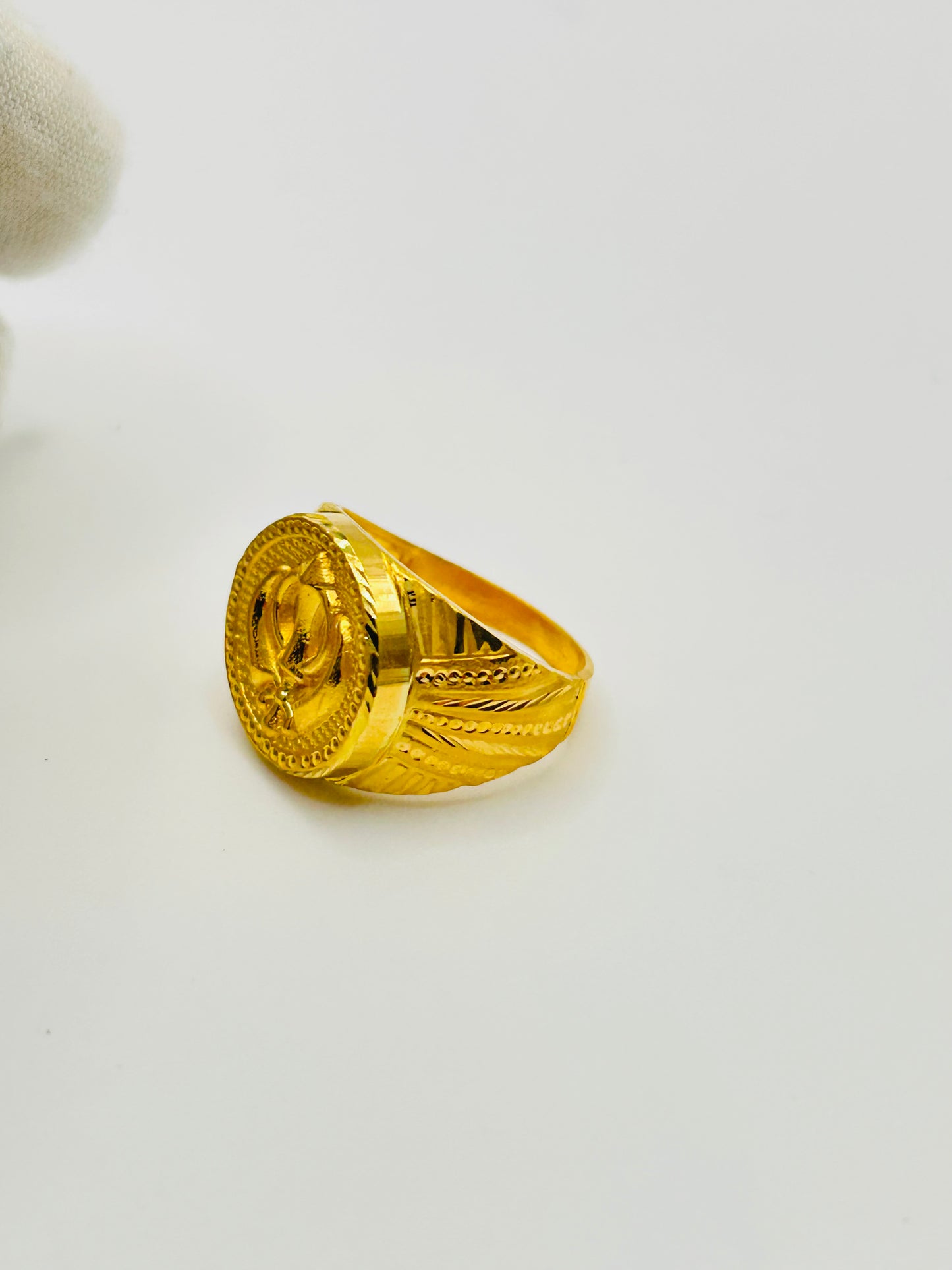 22ct Gold Men’s Ring – 3.9g – Size P½ (Hallmarked)