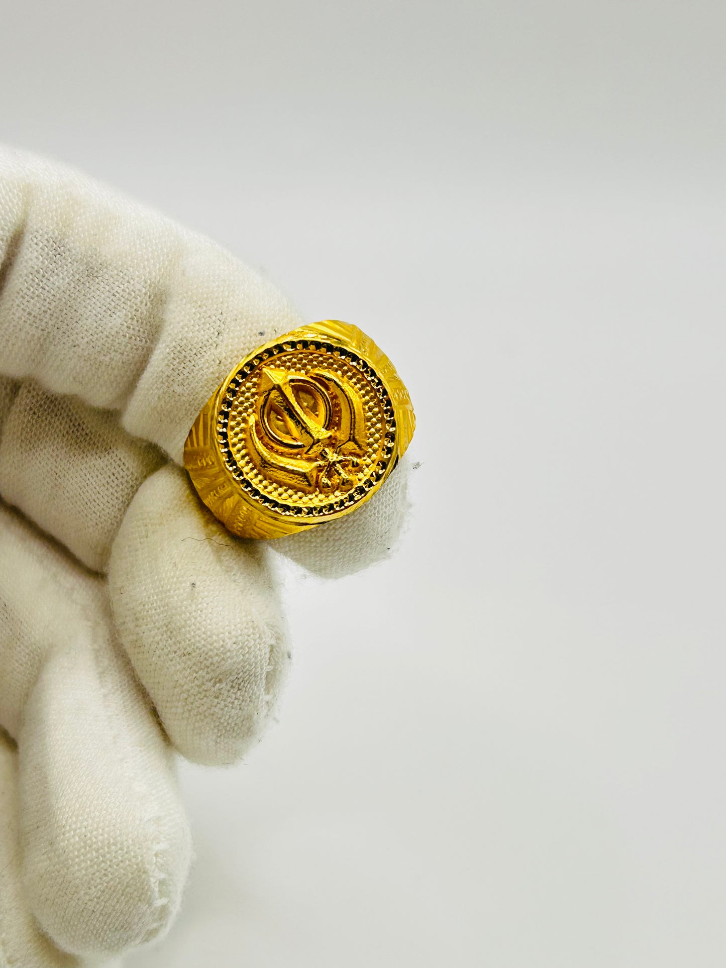 22ct Gold Men’s Ring – 3.9g – Size P½ (Hallmarked)