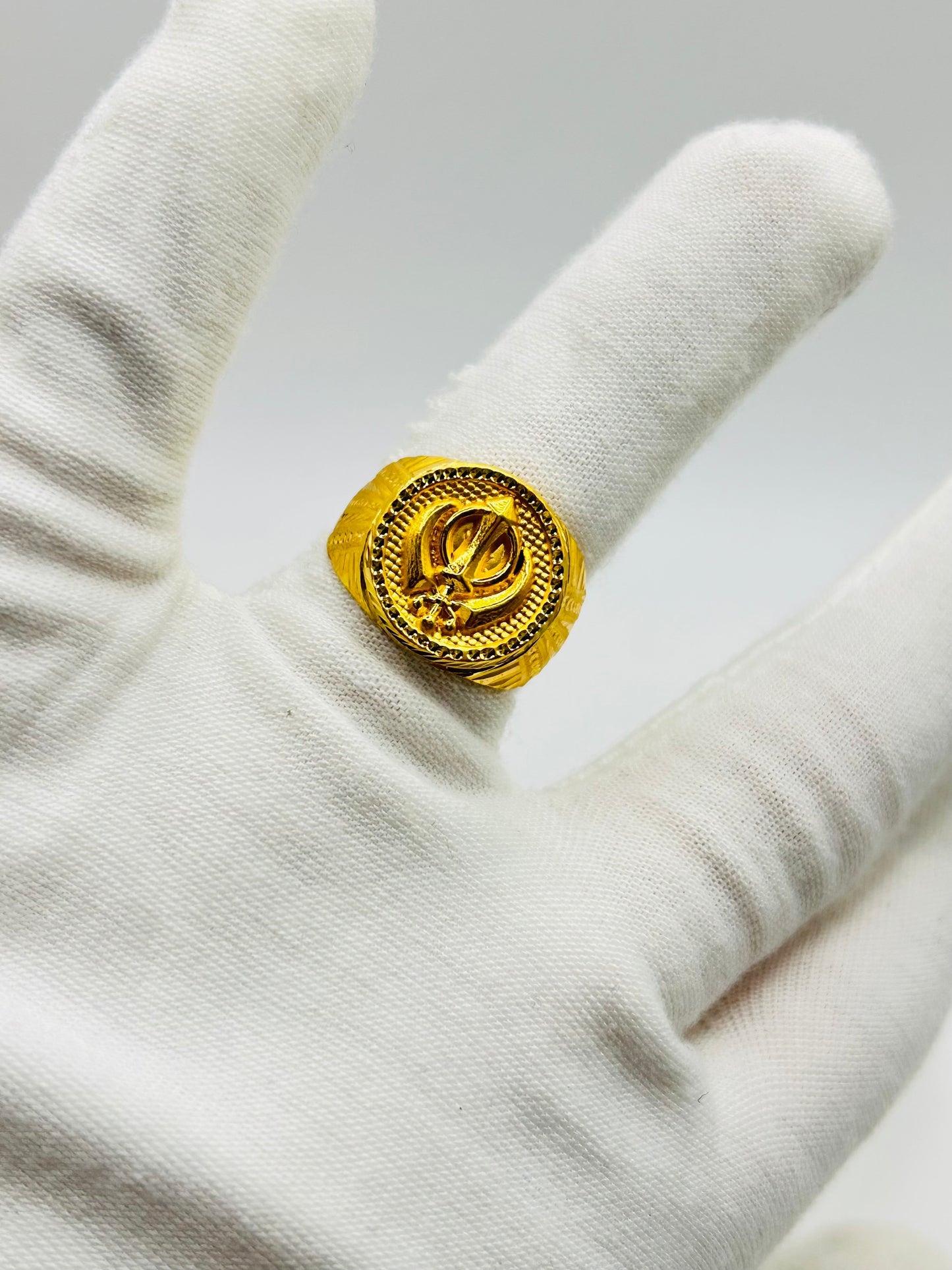 22ct Gold Men’s Ring – 3.9g – Size P½ (Hallmarked)