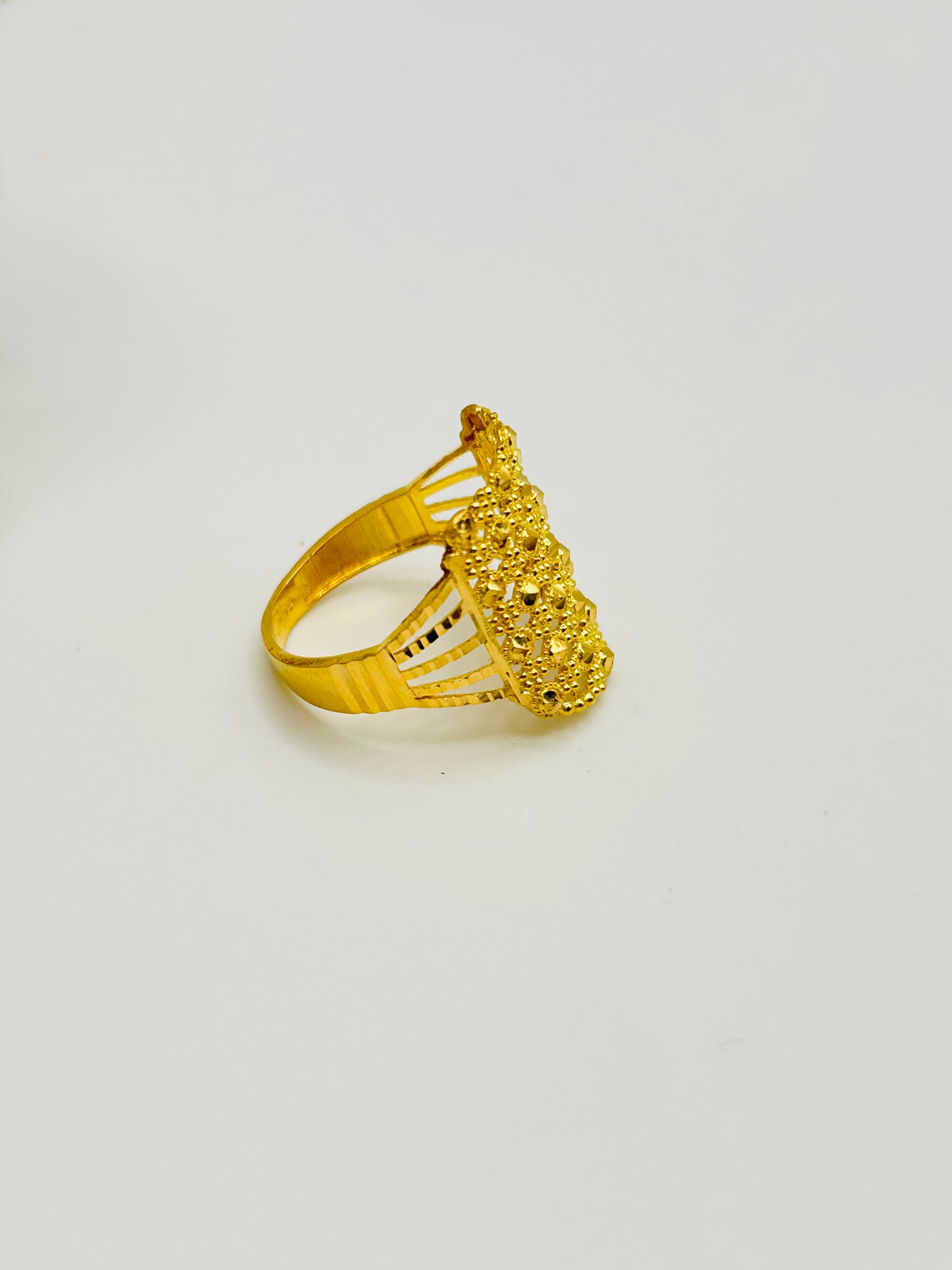 22ct Gold Ladies Ring – 3.6g – Size Q (Hallmarked)