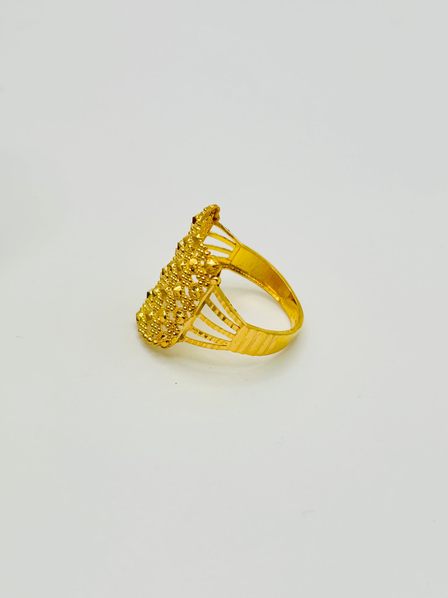 22ct Gold Ladies Ring – 3.6g – Size Q (Hallmarked)