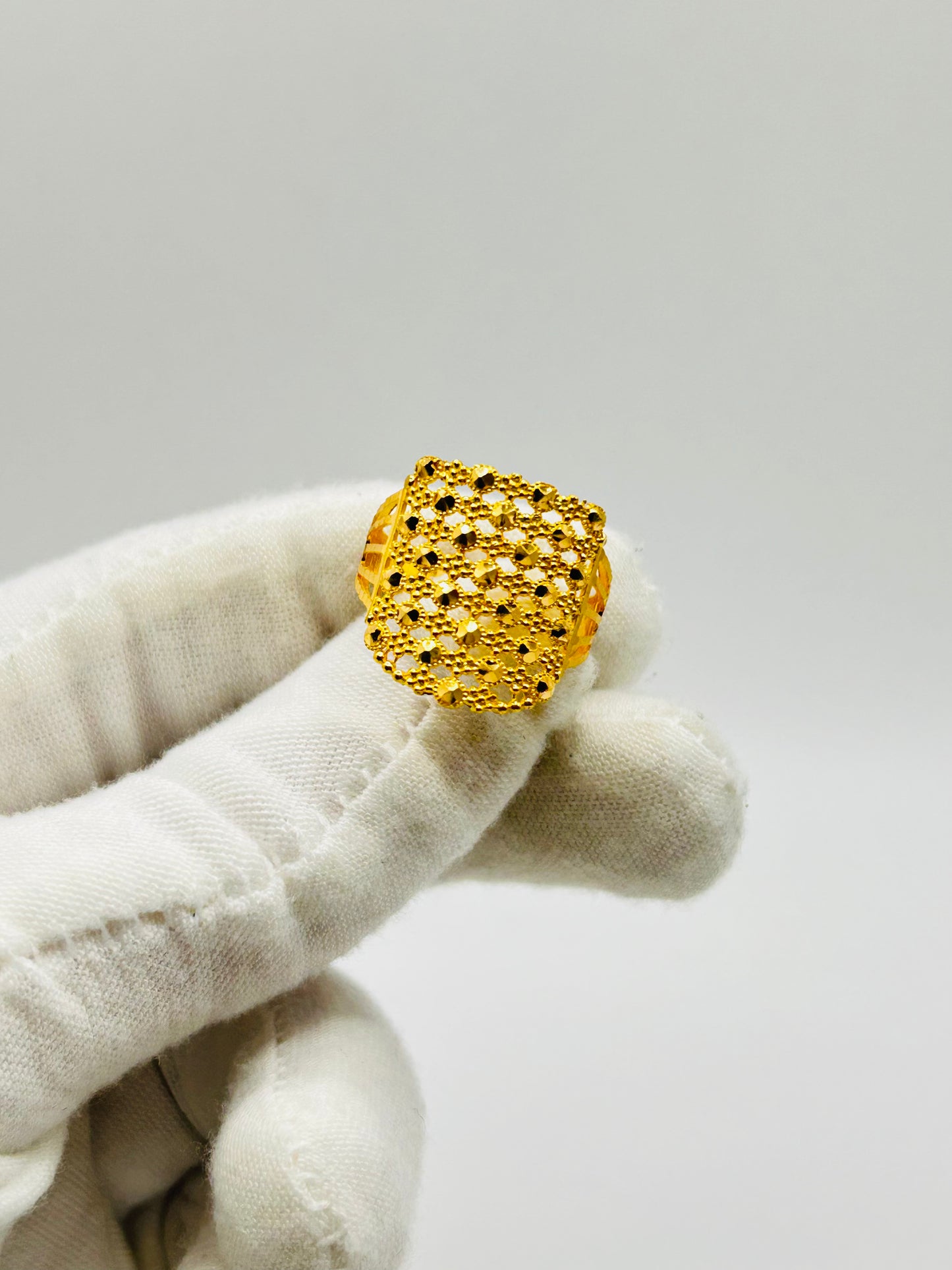 22ct Gold Ladies Ring – 3.6g – Size Q (Hallmarked)