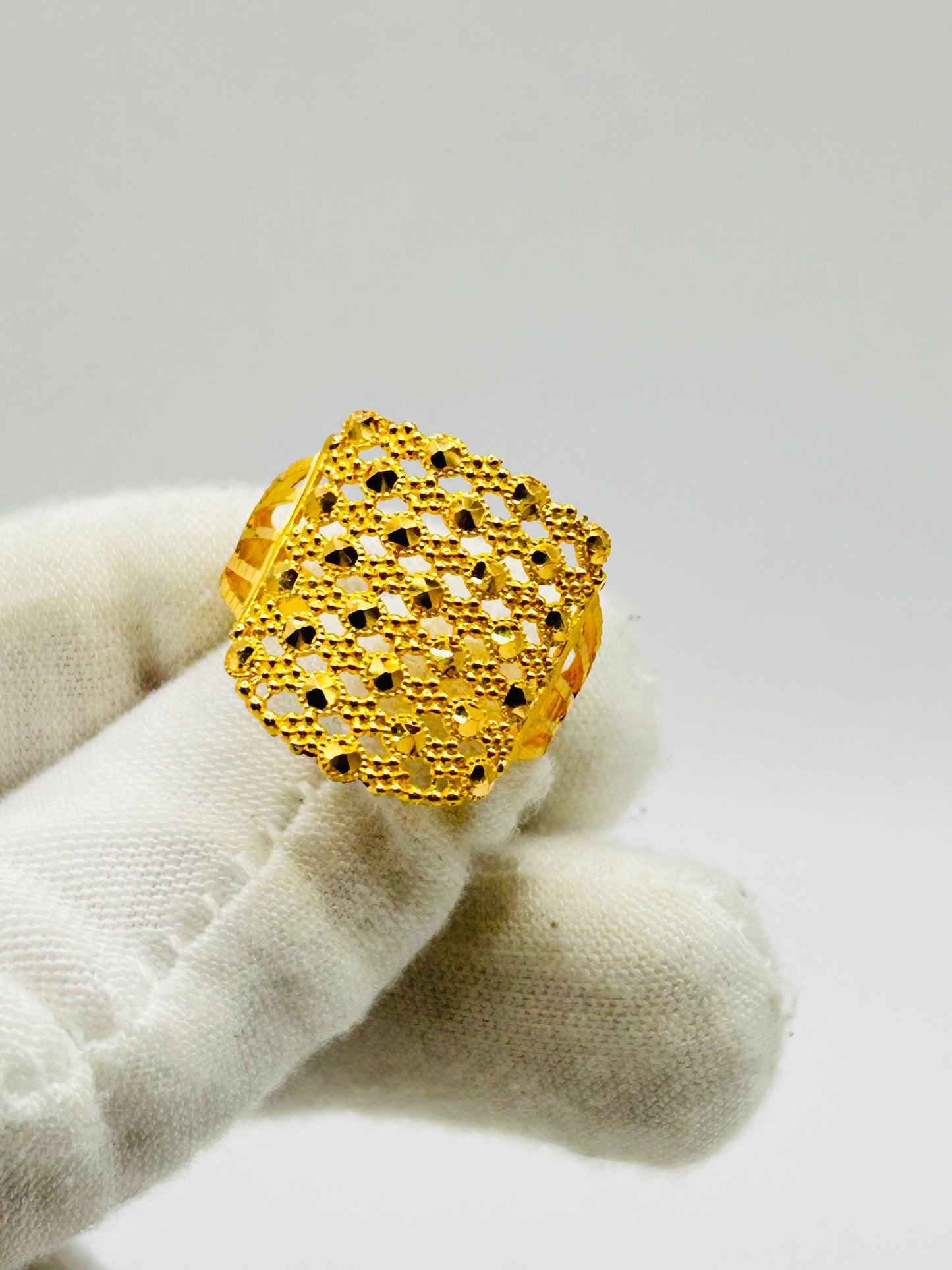 22ct Gold Ladies Ring – 3.6g – Size Q (Hallmarked)