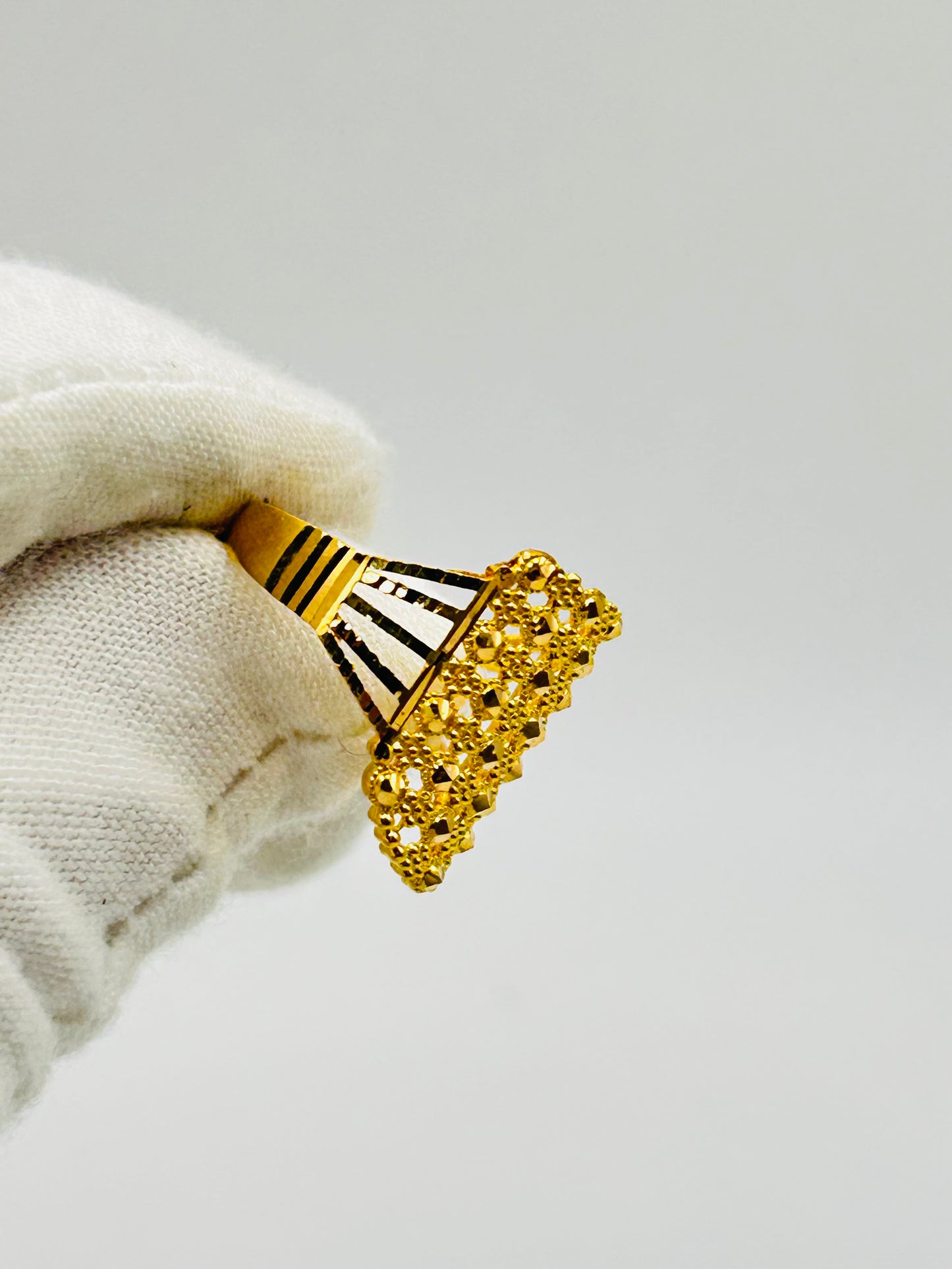 22ct Gold Ladies Ring – 3.6g – Size Q (Hallmarked)