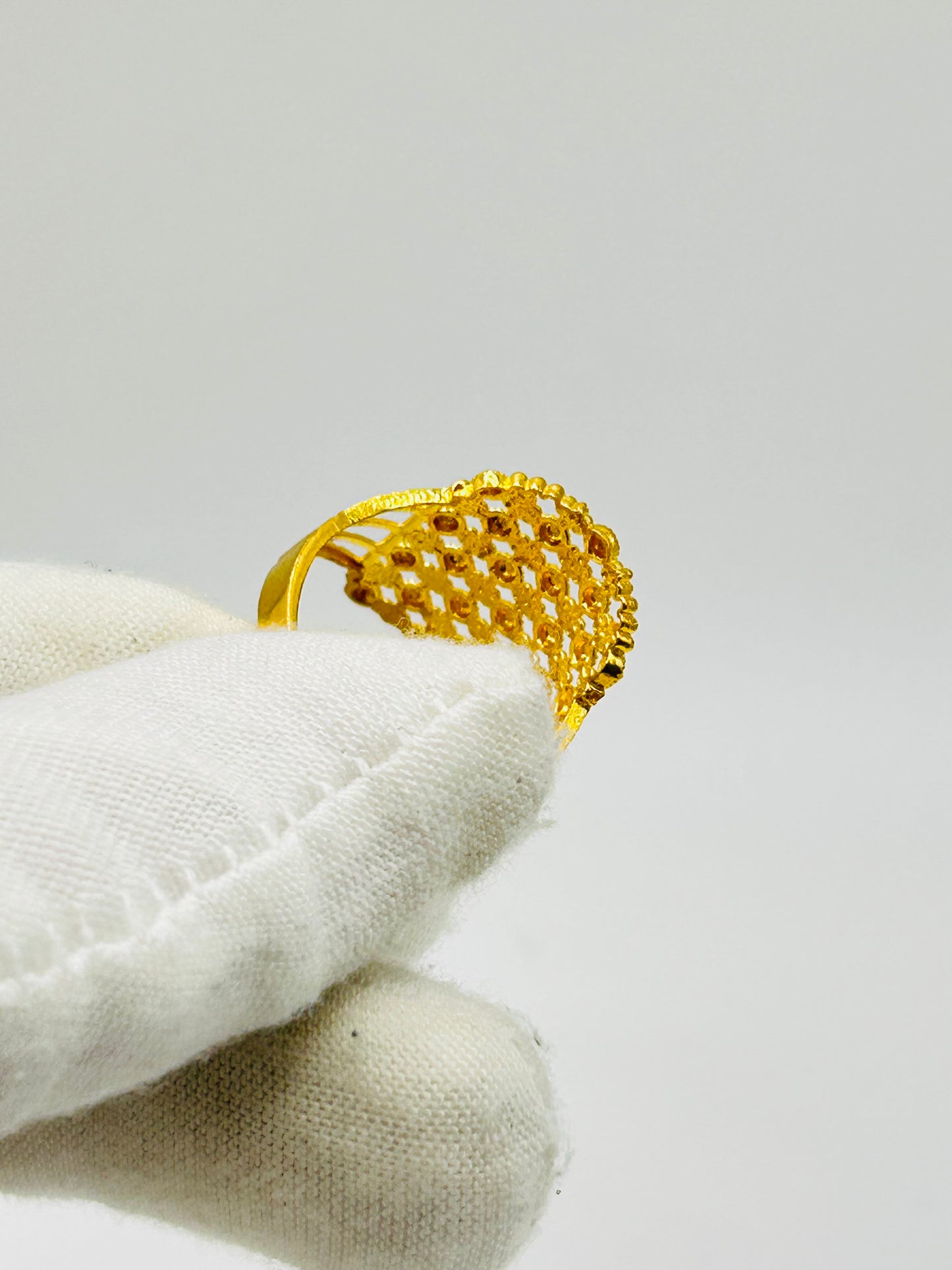 22ct Gold Ladies Ring – 3.6g – Size Q (Hallmarked)