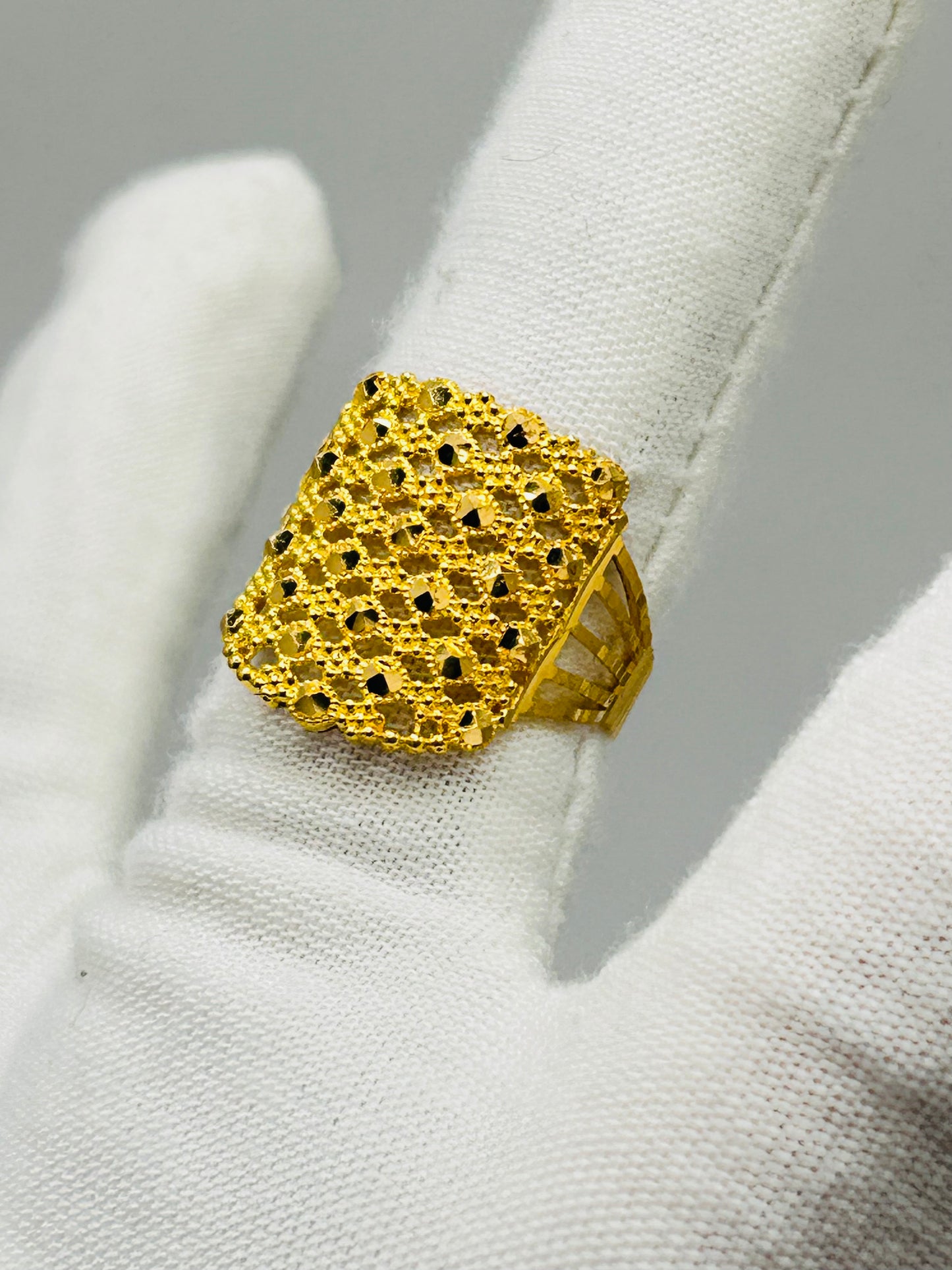 22ct Gold Ladies Ring – 3.6g – Size Q (Hallmarked)