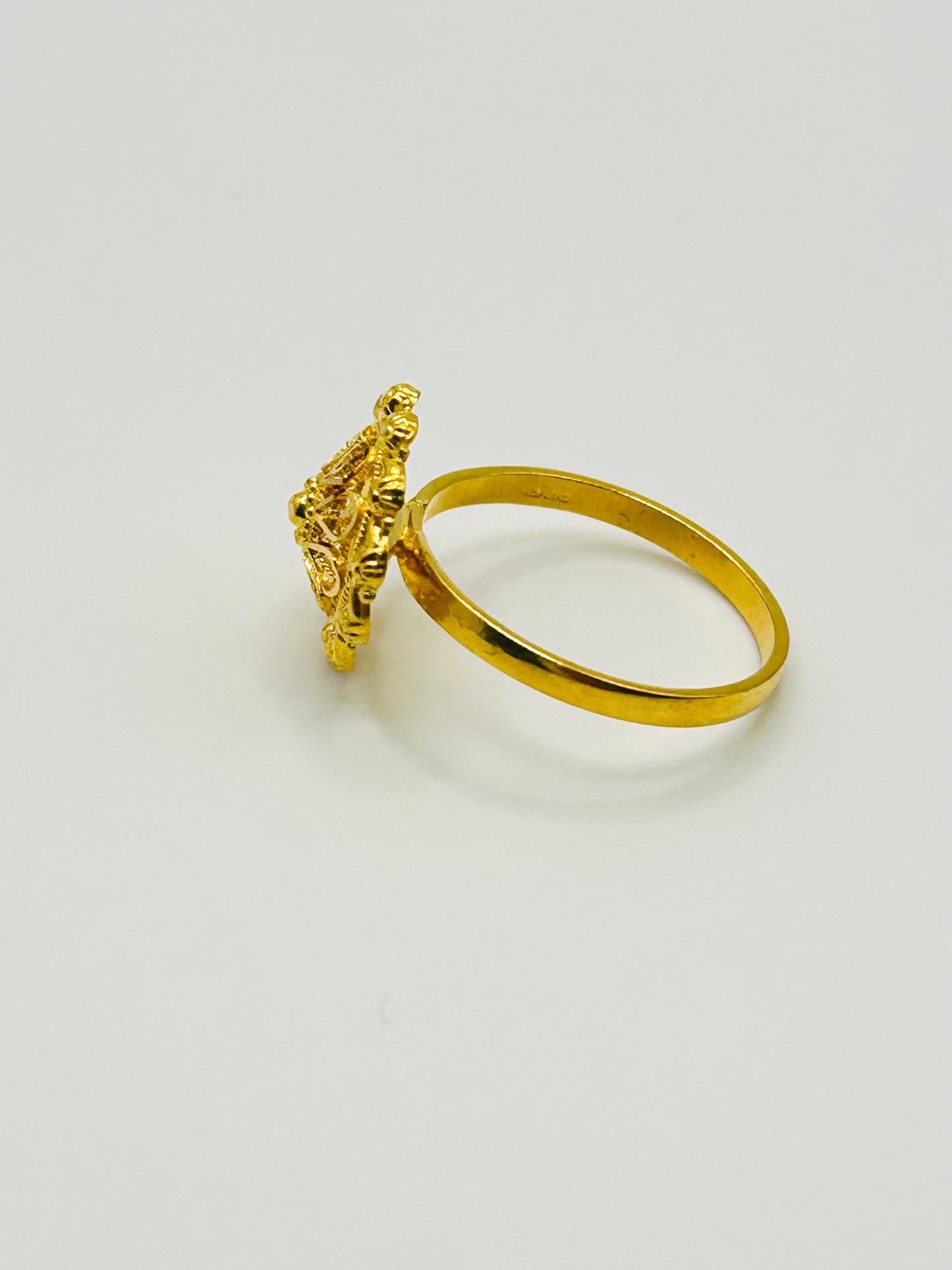 22ct Gold Ladies Ring – 2.9g – Size O (Hallmarked)